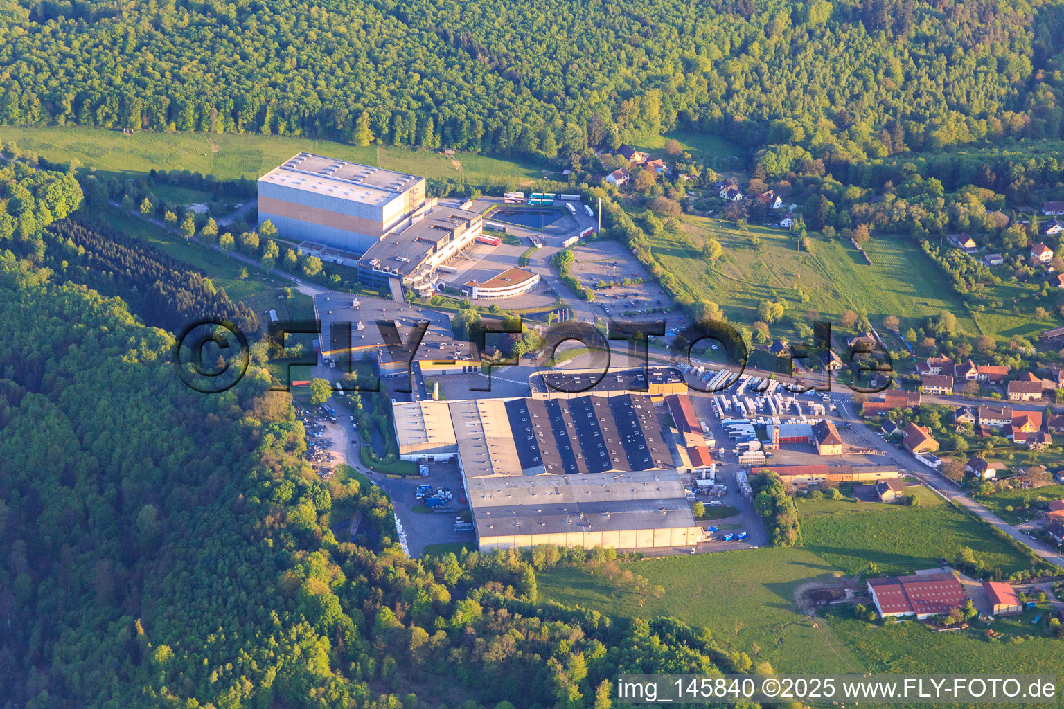 Vue aérienne de Domaine Louis Eschenauer et les Grands Chais de à Petersbach dans le département Bas Rhin, France