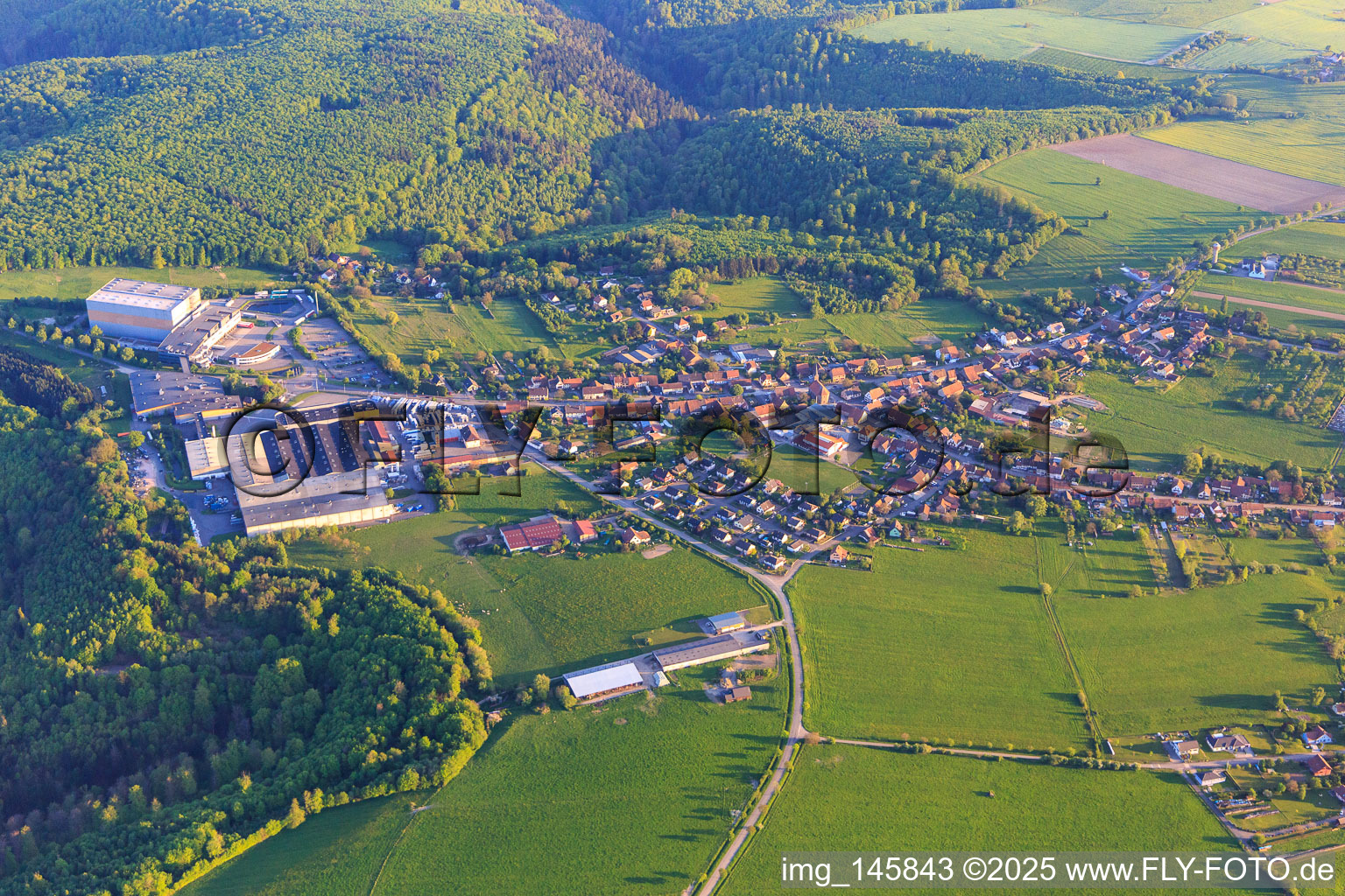 Vue aérienne de Vue du village en bordure des Vosges du Nord depuis le nord à Petersbach dans le département Bas Rhin, France