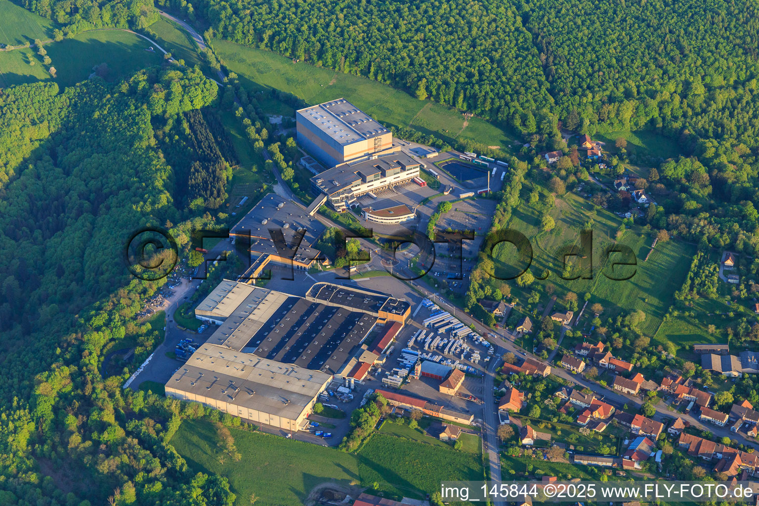 Vue aérienne de Domaine Louis Eschenauer et les Grands Chais de à Petersbach dans le département Bas Rhin, France