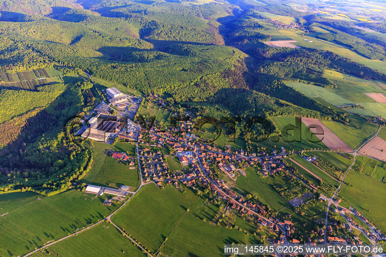 Vue aérienne de Vue du village en bordure des Vosges du Nord depuis le nord à Petersbach dans le département Bas Rhin, France