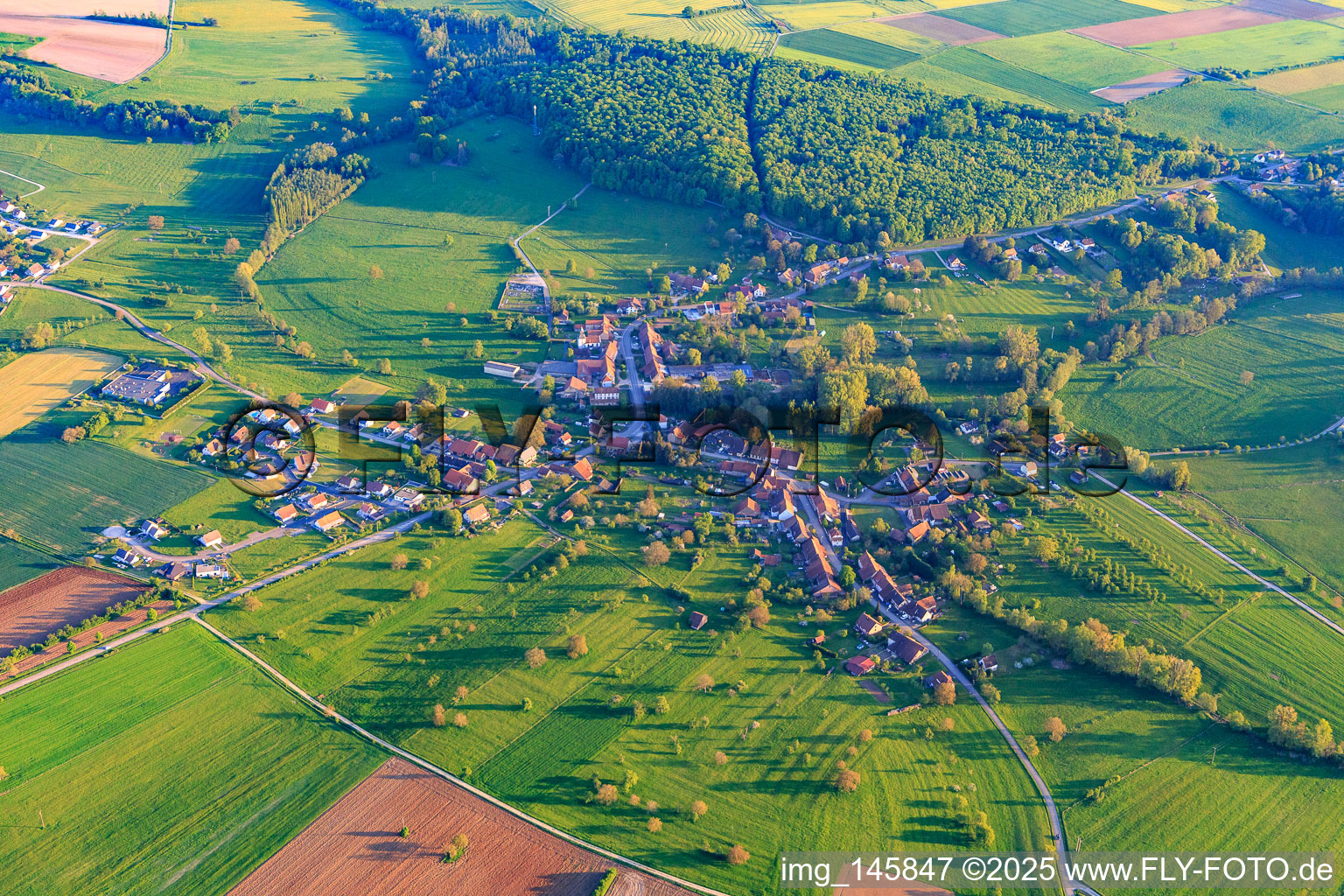 Vue aérienne de Vue du village depuis le nord à Ottwiller dans le département Bas Rhin, France