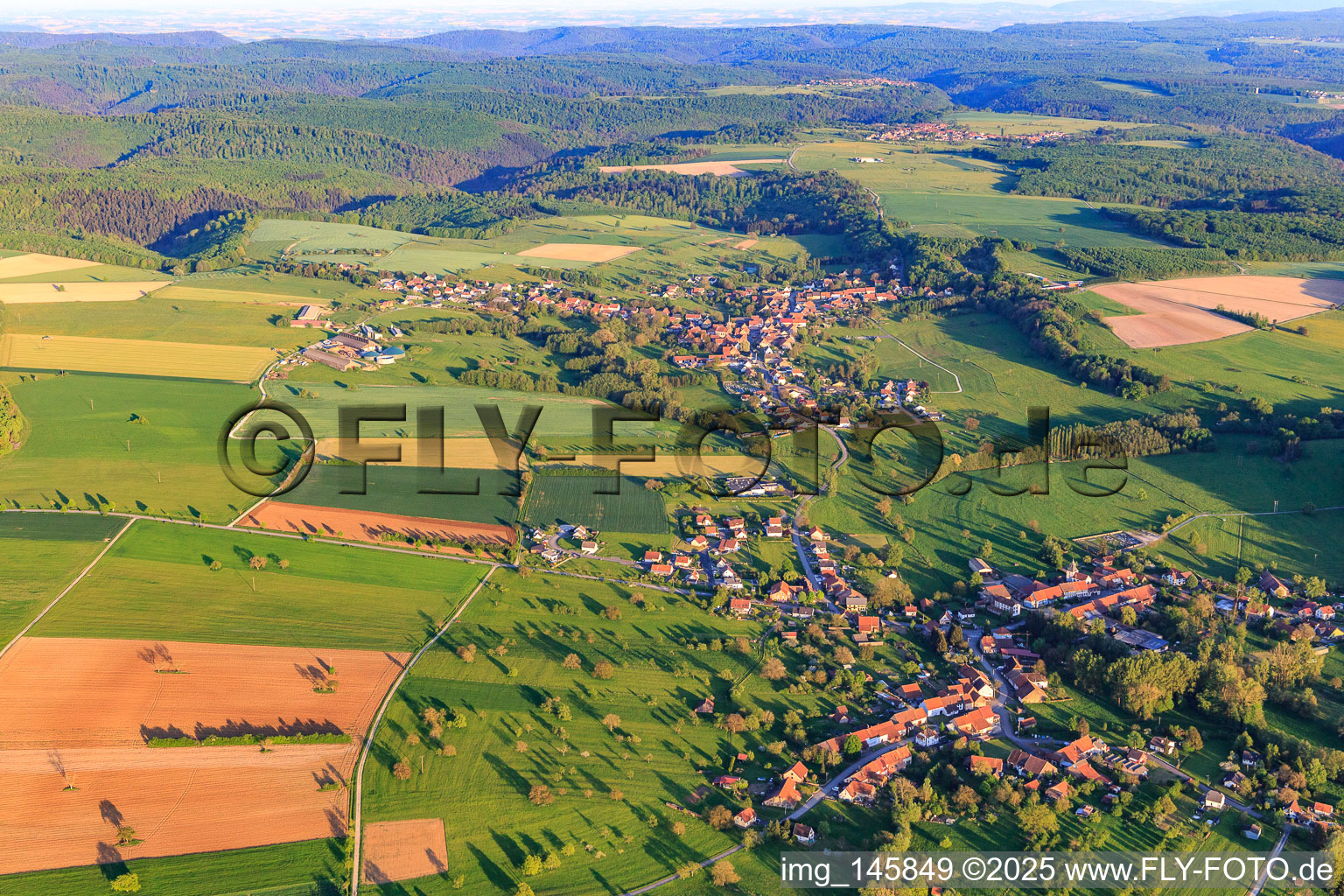Vue aérienne de Vue du village en bordure des Vosges du Nord depuis le nord-ouest à Ottwiller dans le département Bas Rhin, France
