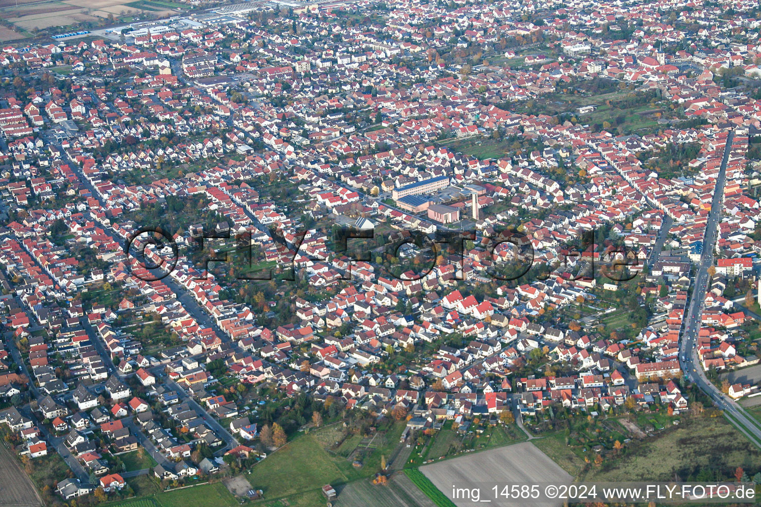 Haßloch dans le département Rhénanie-Palatinat, Allemagne depuis l'avion