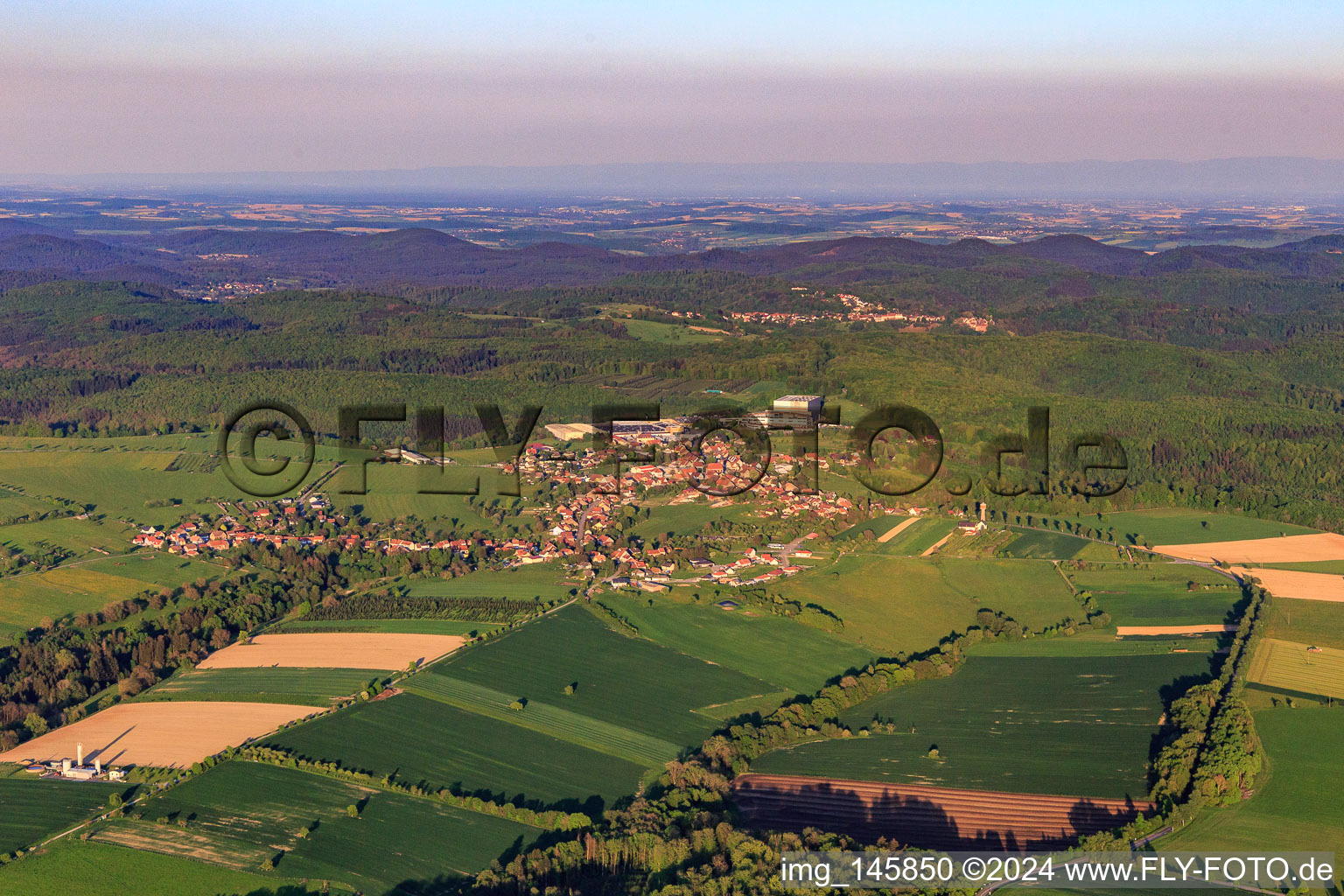 Vue aérienne de Vue de la ville le soir depuis le nord-ouest à Petersbach dans le département Bas Rhin, France
