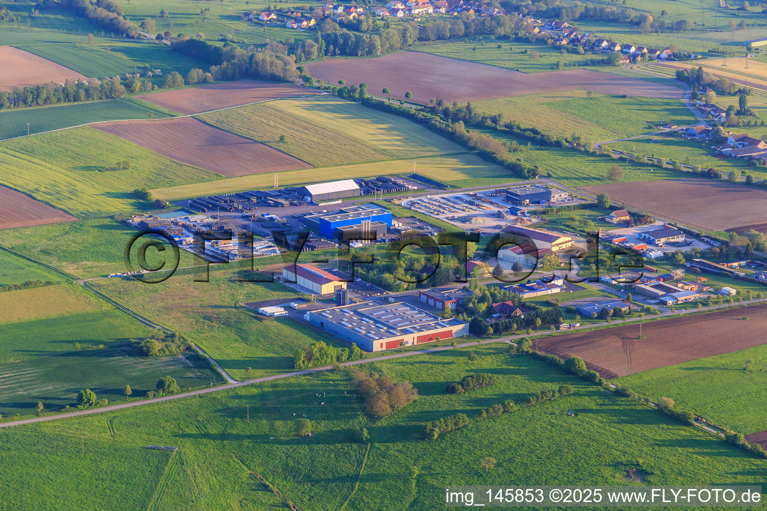 Vue aérienne de Parc industriel ZA Sud avec Groupe BF, RIKUTEC SAS et KARCHER SAS à Drulingen dans le département Bas Rhin, France