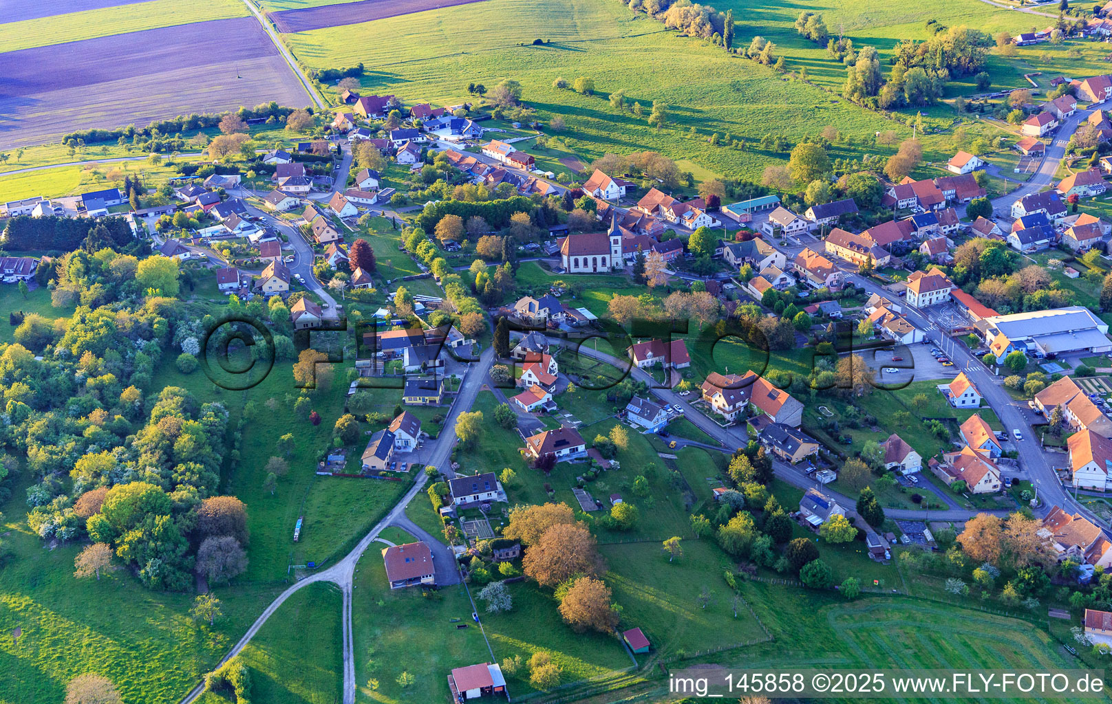 Vue aérienne de Vue du village depuis le sud à Durstel dans le département Bas Rhin, France