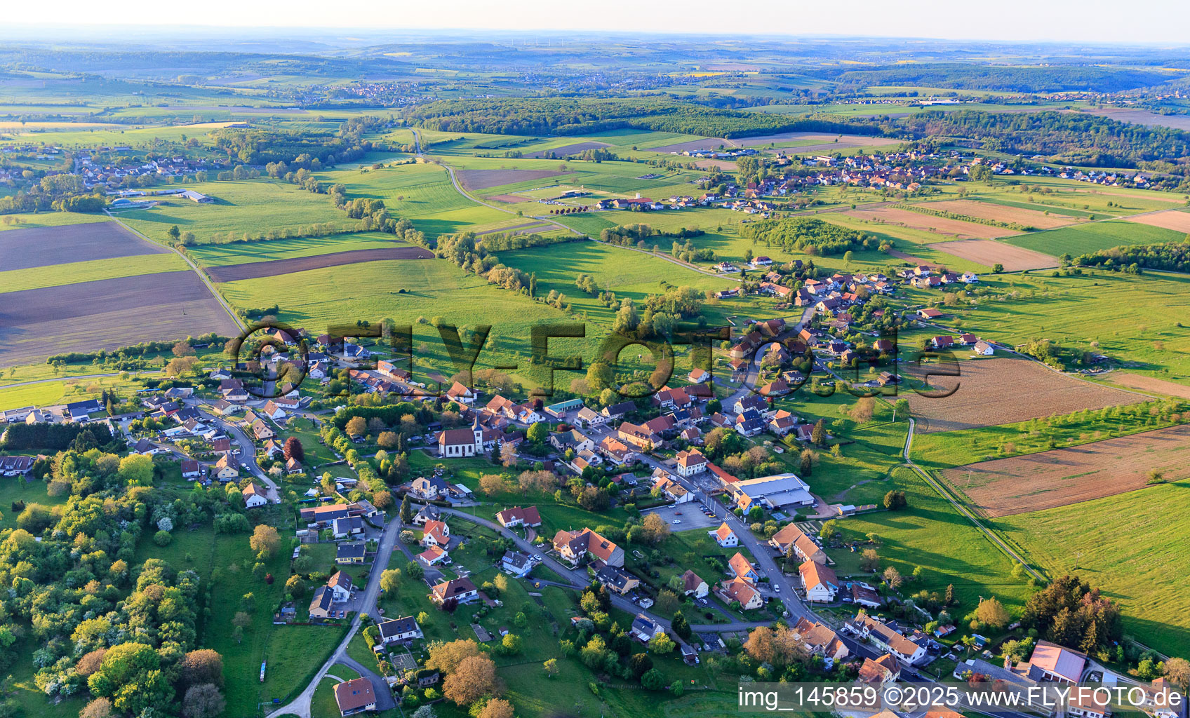 Vue aérienne de Vue du village depuis le sud à Durstel dans le département Bas Rhin, France