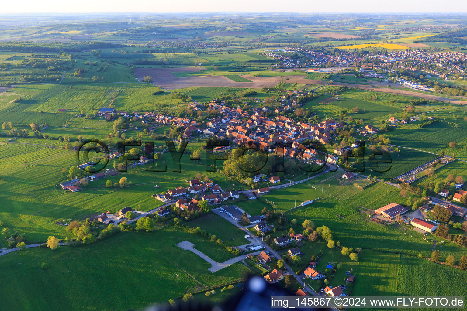 Vue aérienne de Vue du village depuis le sud-ouest à Mackwiller dans le département Bas Rhin, France