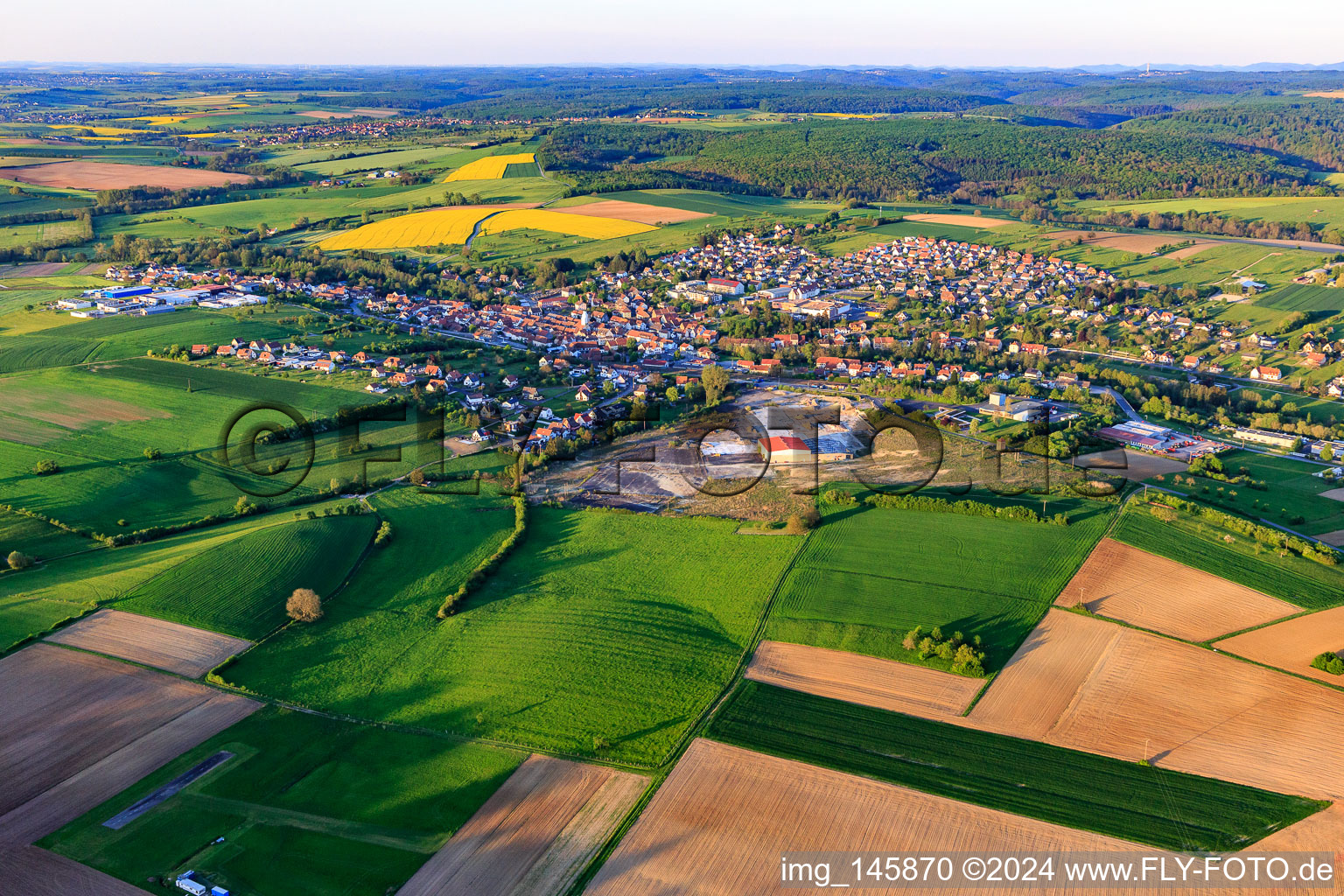 Vue aérienne de Vue de la ville depuis le sud-ouest à Diemeringen dans le département Bas Rhin, France