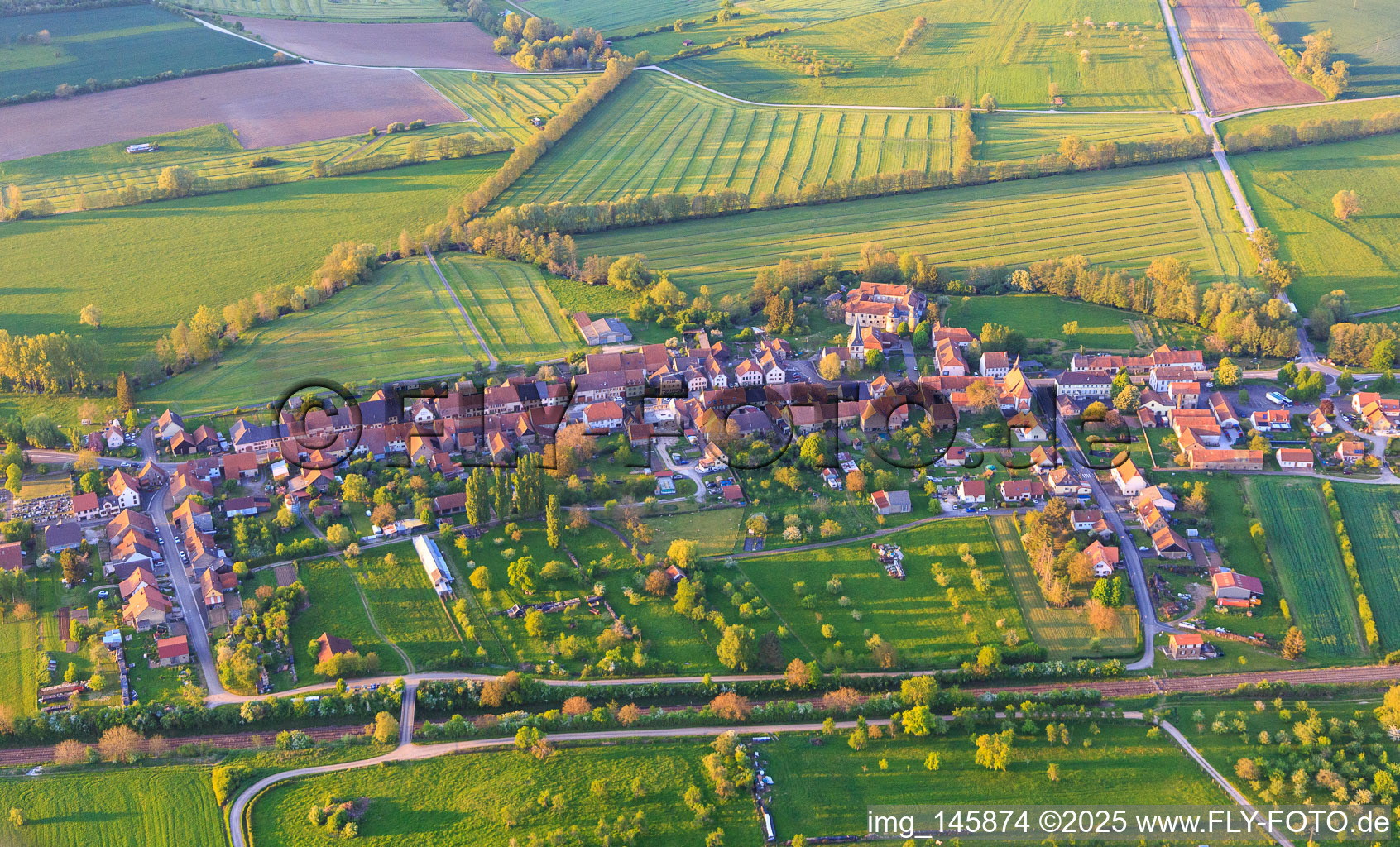 Vue aérienne de Vue du village depuis le sud à Lorentzen dans le département Bas Rhin, France