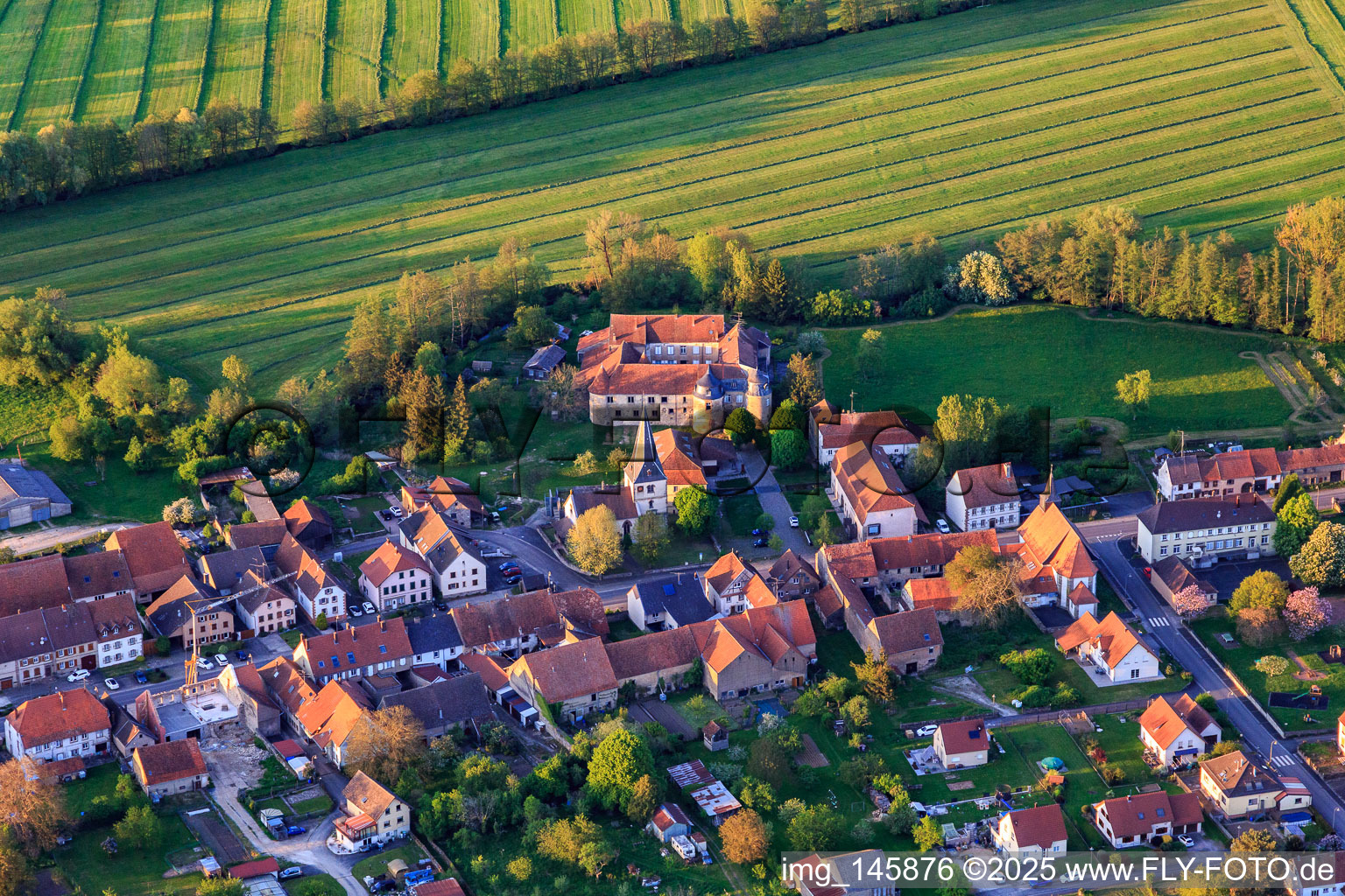 Vue aérienne de Église protestante et château Lorentzen à Lorentzen dans le département Bas Rhin, France