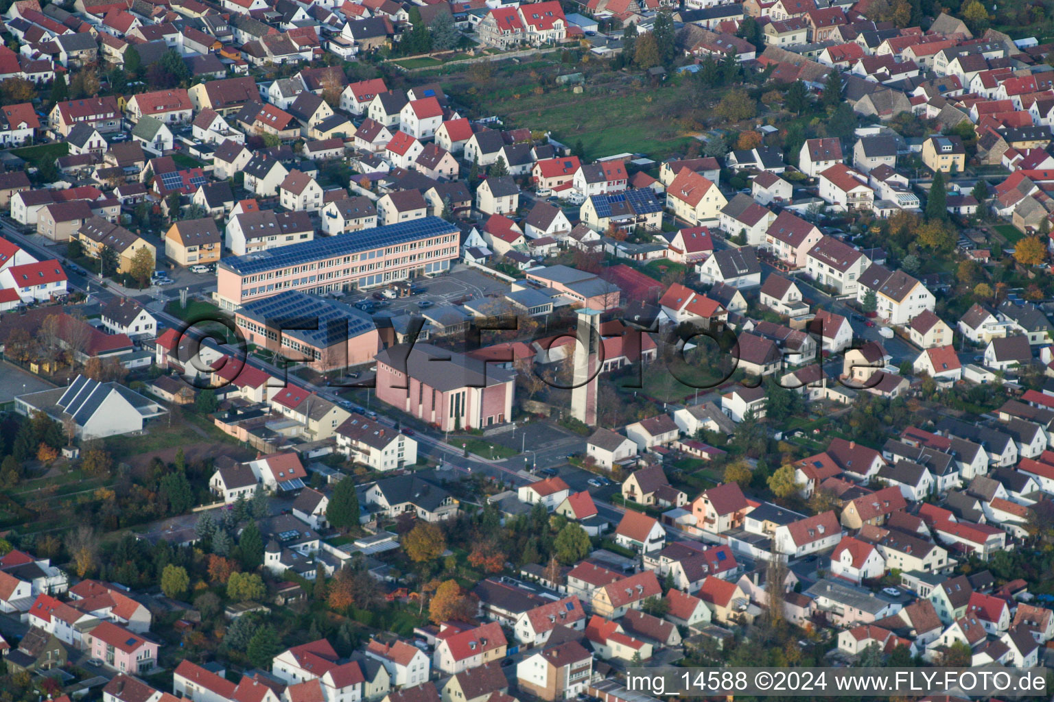 Vue aérienne de École Ernst-Reuter, tour et église de l'église Saint-Ulrich à Haßloch dans le département Rhénanie-Palatinat, Allemagne