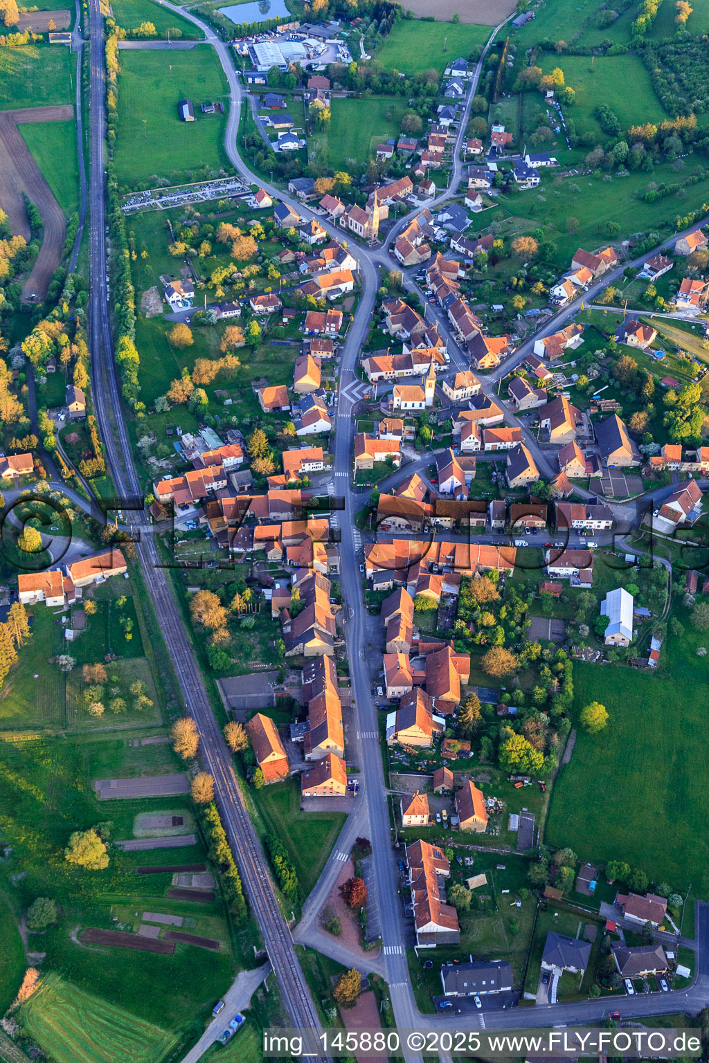 Vue aérienne de Rue Principale vue du nord à Vœllerdingen dans le département Bas Rhin, France