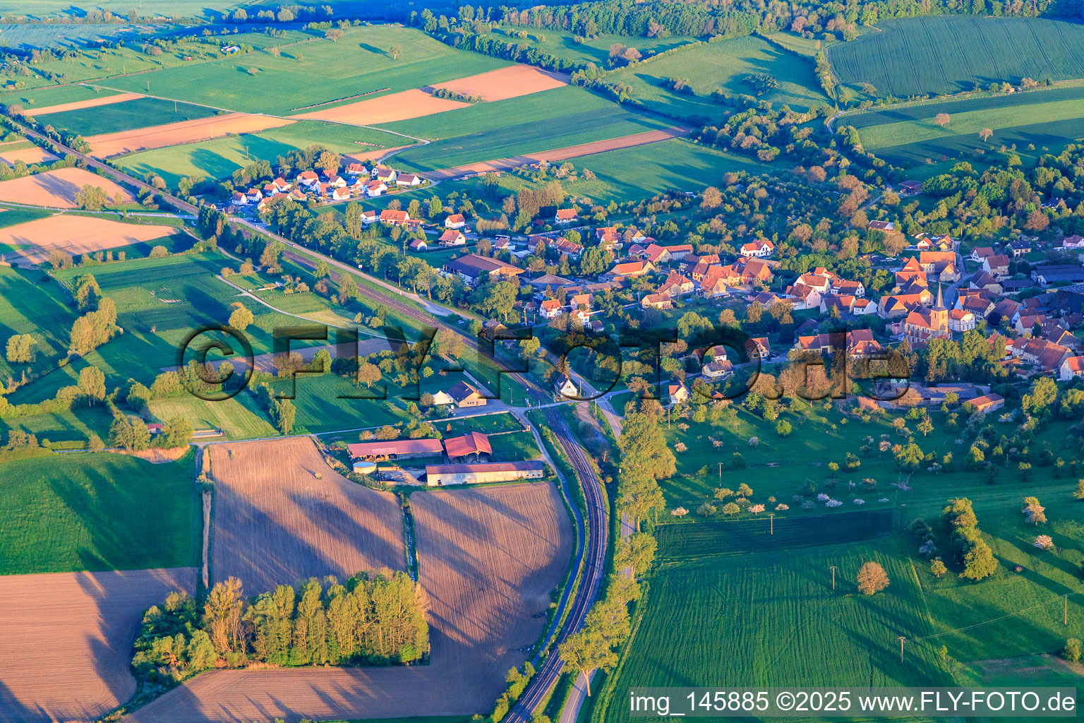 Vue aérienne de Tracé de la voie ferrée en bordure du village depuis le nord à Domfessel dans le département Bas Rhin, France