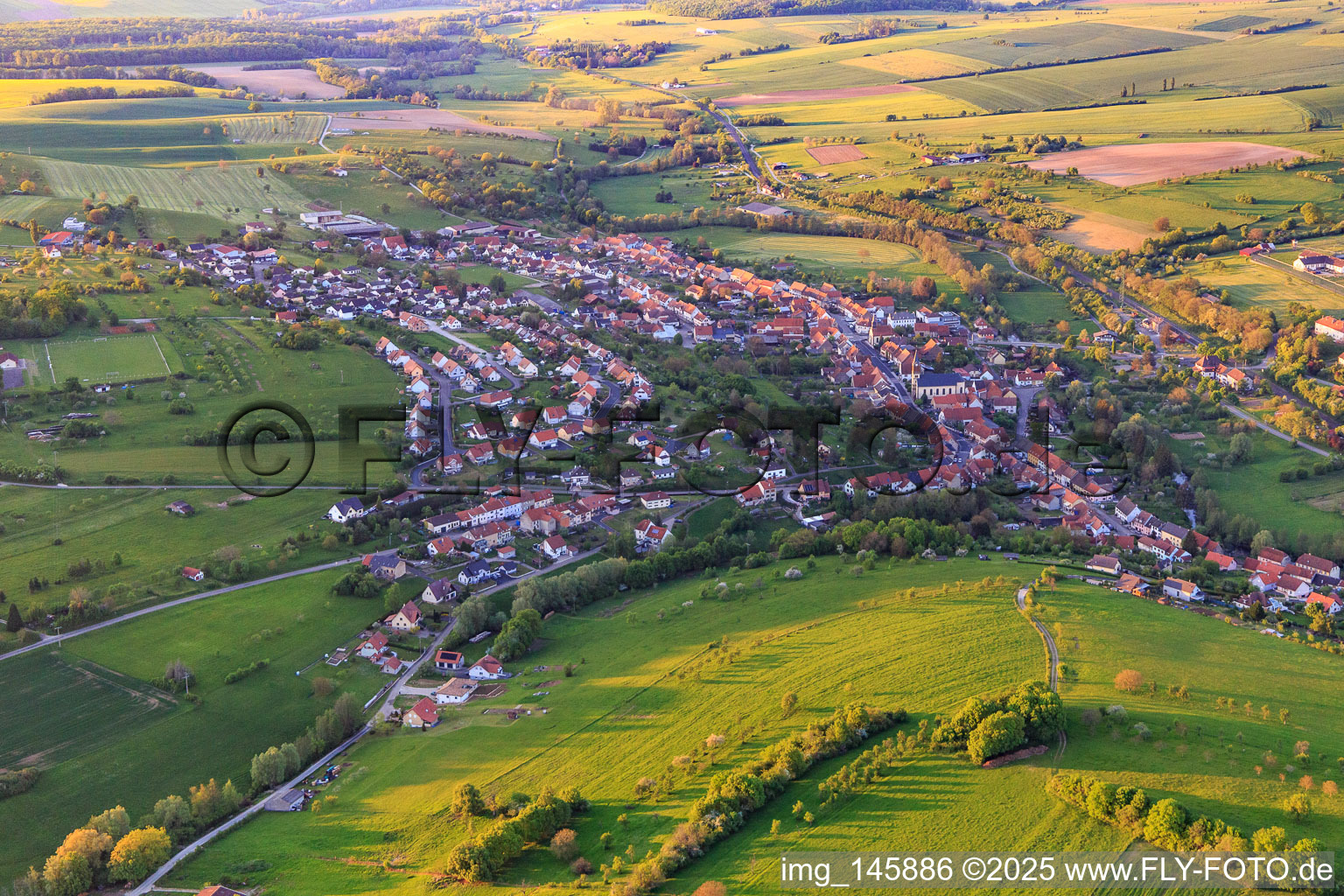 Vue aérienne de Vue d'ensemble de la ville depuis le sud à Oermingen dans le département Bas Rhin, France