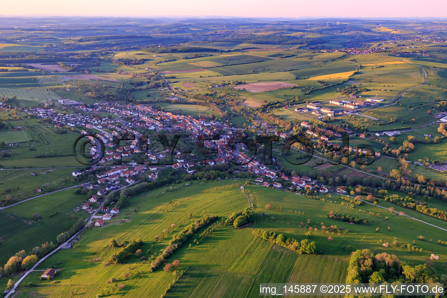 Vue aérienne de Vue d'ensemble de la ville depuis le sud à Oermingen dans le département Bas Rhin, France