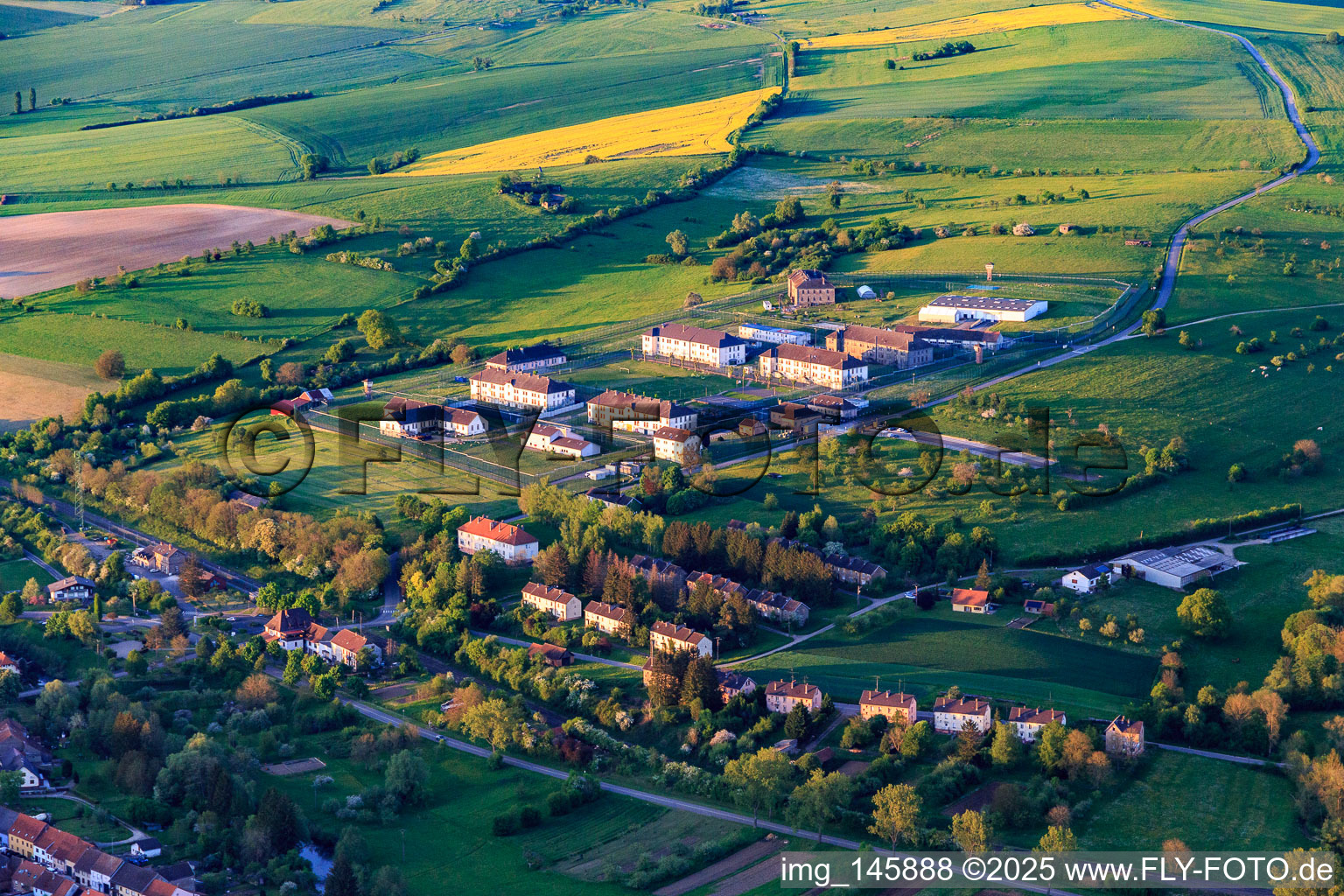 Vue aérienne de Vue de la ville en contrebas du Centre de Détention pénitentiaire à Oermingen dans le département Bas Rhin, France