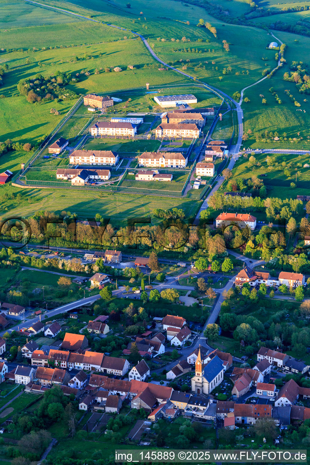 Vue aérienne de Prison sécurisée par des murs et des clôtures Centre de Détention à Oermingen dans le département Bas Rhin, France