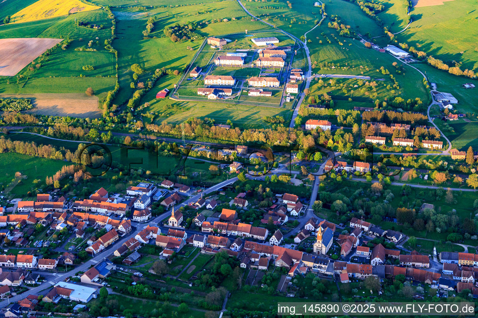 Vue aérienne de Vue de la ville en contrebas du Centre de Détention pénitentiaire à Oermingen dans le département Bas Rhin, France
