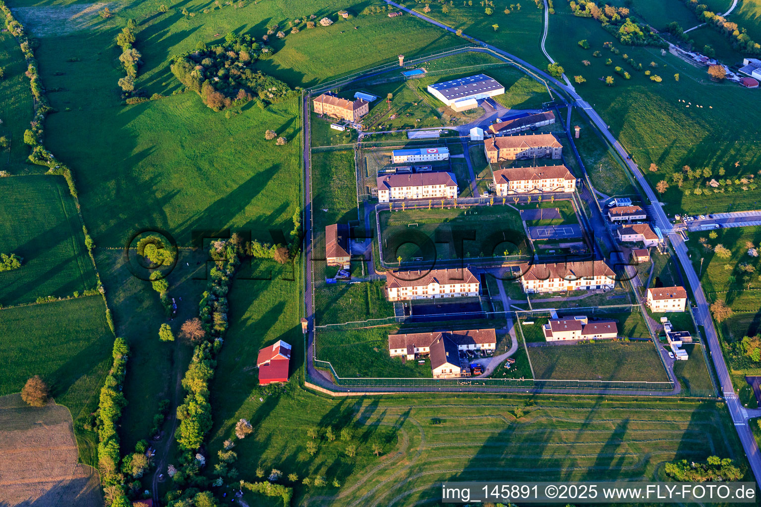 Vue aérienne de Prison sécurisée par des murs et des clôtures Centre de Détention à Oermingen dans le département Bas Rhin, France