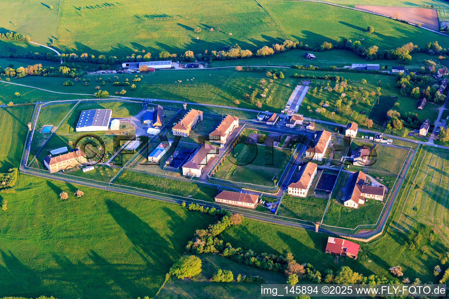 Photographie aérienne de Prison sécurisée par des murs et des clôtures Centre de Détention à Oermingen dans le département Bas Rhin, France