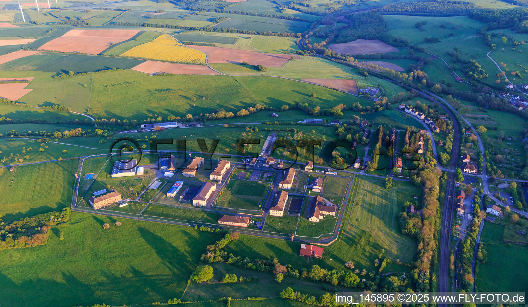 Vue oblique de Prison sécurisée par des murs et des clôtures Centre de Détention à Oermingen dans le département Bas Rhin, France