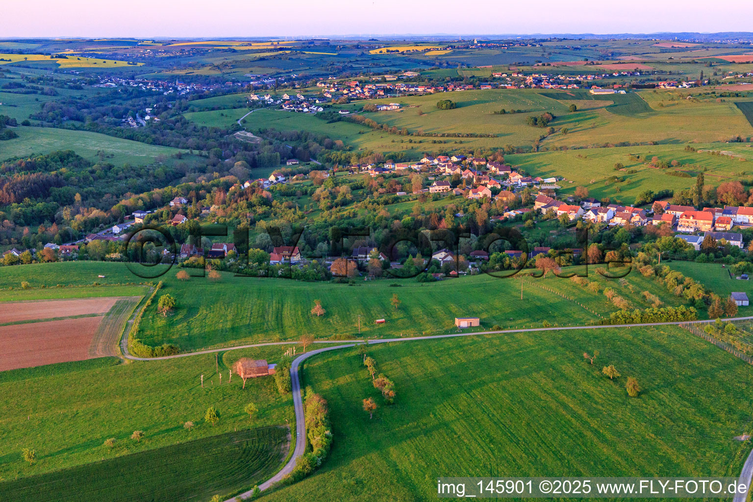Vue aérienne de Rue des Jardins à Kalhausen dans le département Moselle, France