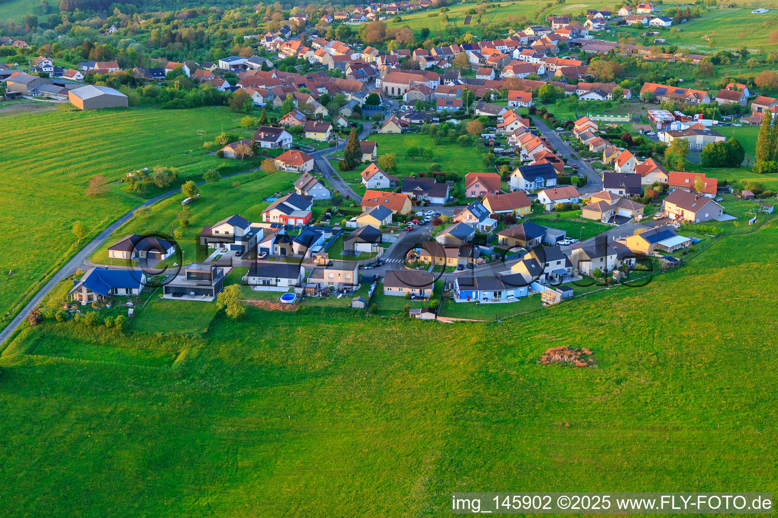 Vue aérienne de Rue de Pleuville à Kalhausen dans le département Moselle, France