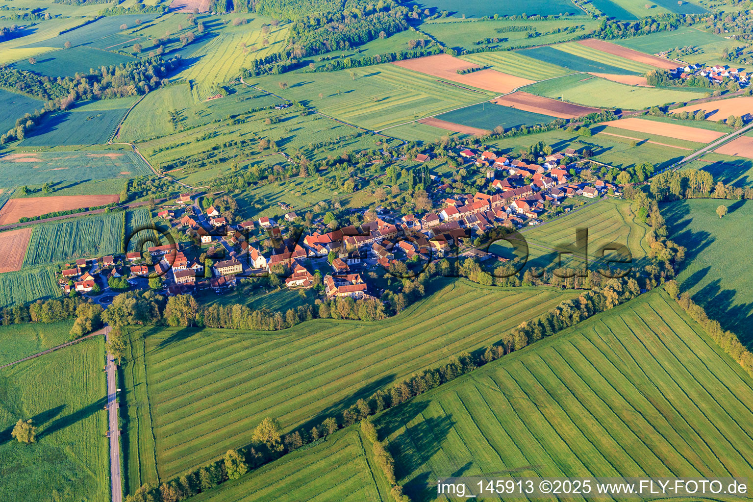Vue aérienne de Vue d'ensemble du village le matin depuis le nord à Lorentzen dans le département Bas Rhin, France