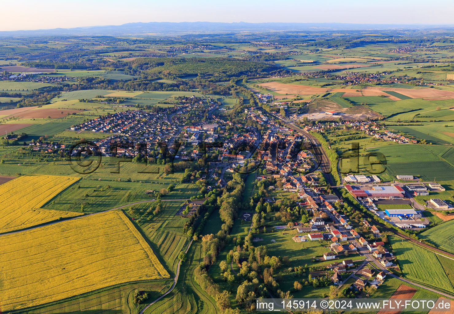 Vue aérienne de Aperçu matinal depuis le nord à Diemeringen dans le département Bas Rhin, France