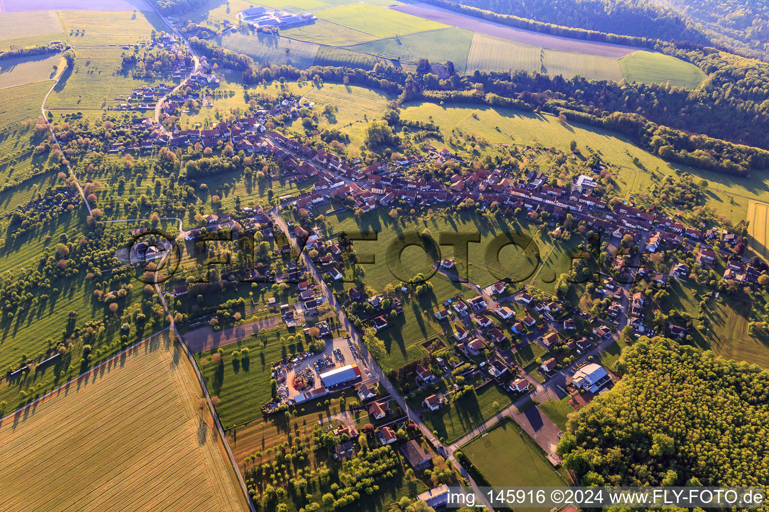 Vue aérienne de Vue d'ensemble du village le matin depuis l'ouest à Weislingen dans le département Bas Rhin, France