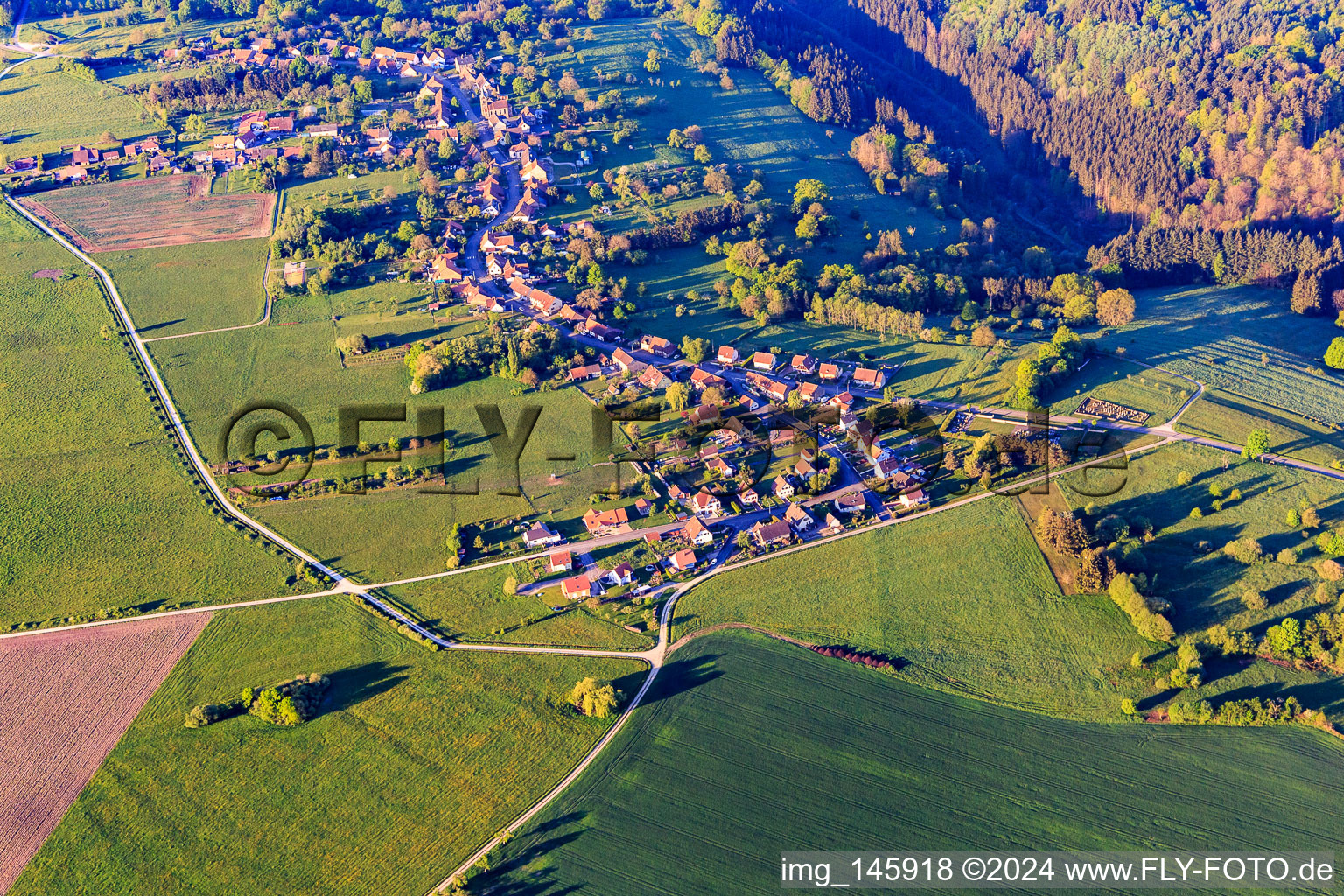 Vue aérienne de Vue d'ensemble du village le matin depuis le nord à Struth dans le département Bas Rhin, France