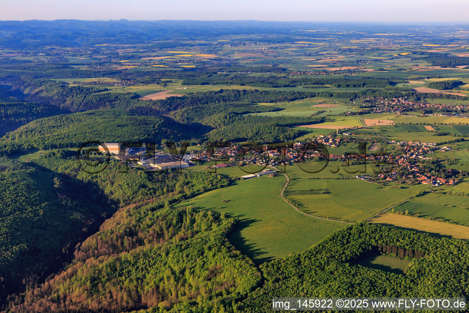 Vue aérienne de Vue de la ville le matin depuis le nord à Petersbach dans le département Bas Rhin, France