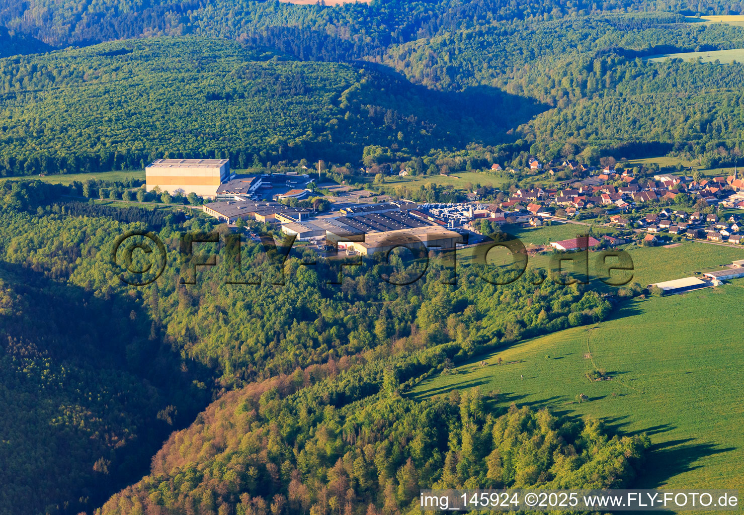 Photographie aérienne de Domaine Louis Eschenauer et les Grands Chais de à Petersbach dans le département Bas Rhin, France