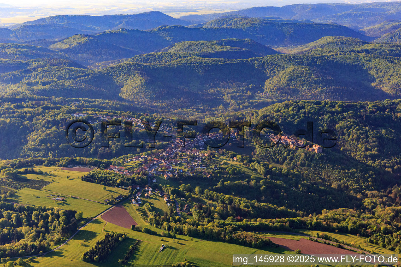 Vue aérienne de Vue de la région vallonnée d'Alsace des Vosges du Nord avec le château de Lützelstein / Château de La Petite-Pierre le matin depuis le nord à La Petite-Pierre dans le département Bas Rhin, France