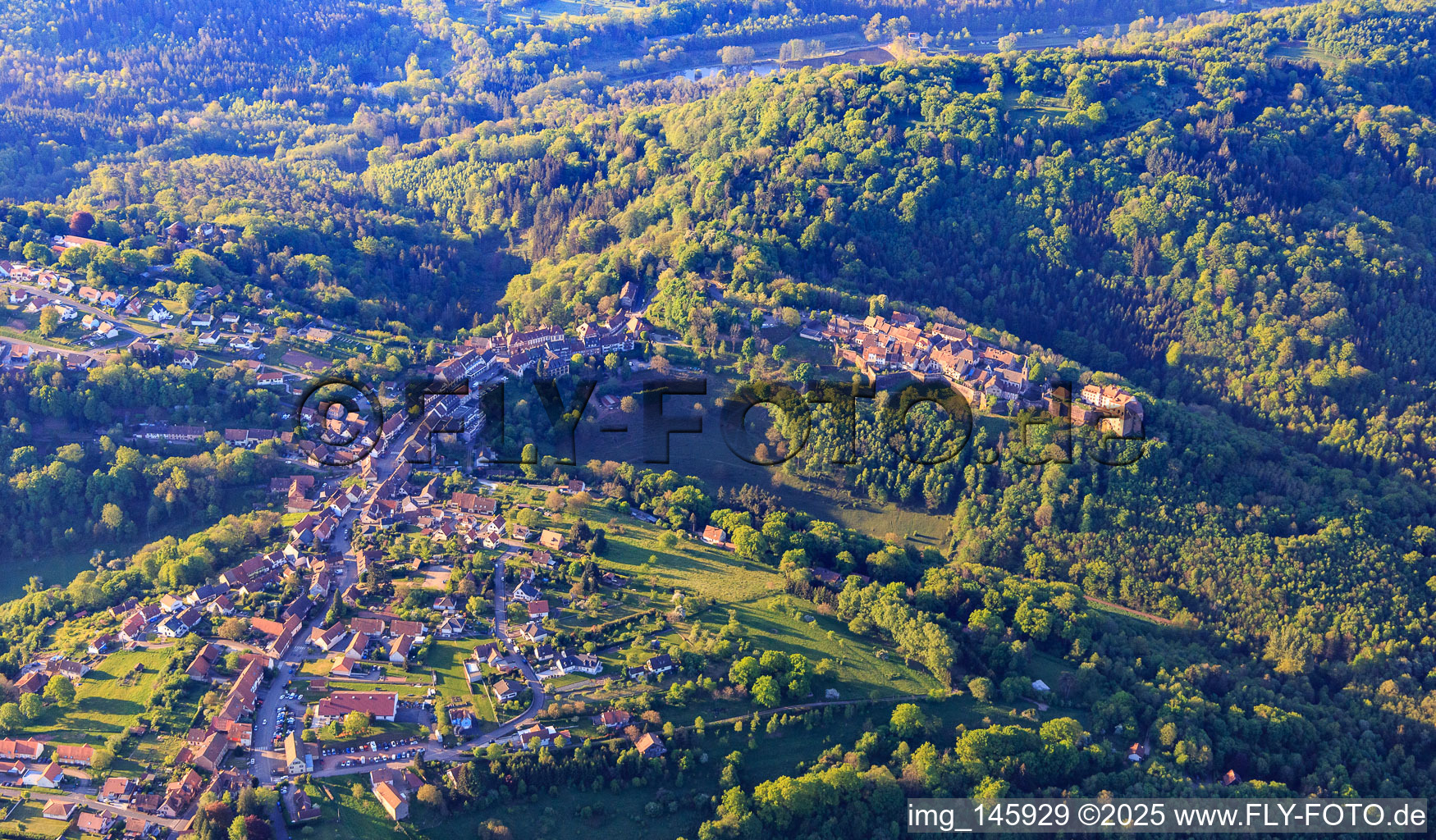 Photographie aérienne de Vue de la région vallonnée d'Alsace des Vosges du Nord avec le château de Lützelstein / Château de La Petite-Pierre le matin depuis le nord à La Petite-Pierre dans le département Bas Rhin, France
