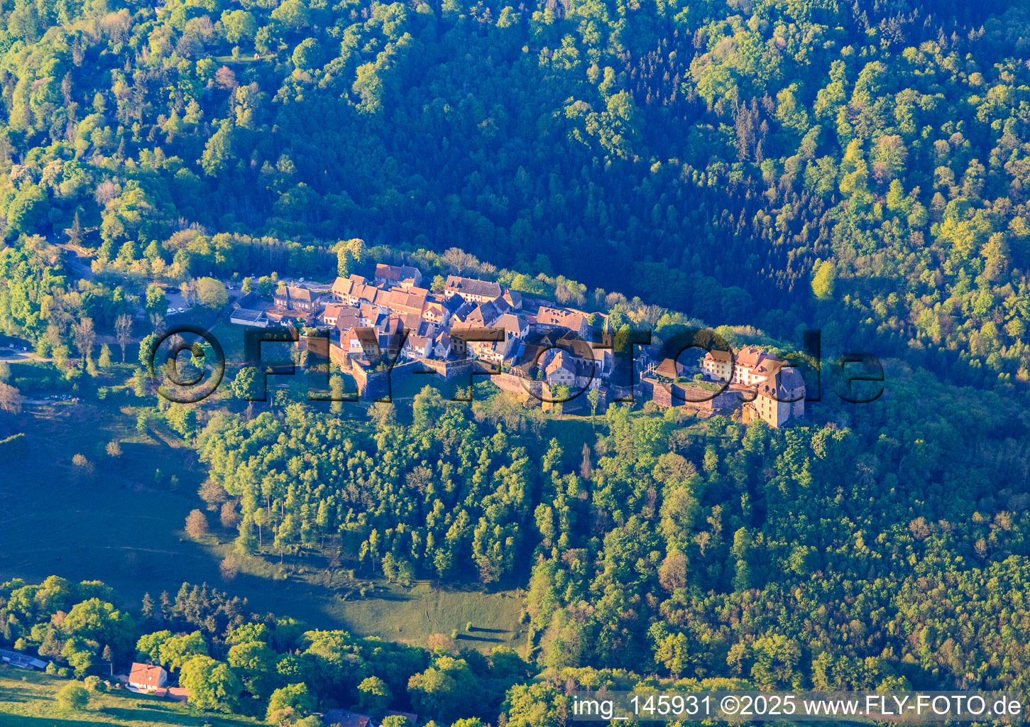 Vue aérienne de Château de Lützelstein / Château de La Petite-Pierre le matin depuis le nord à La Petite-Pierre dans le département Bas Rhin, France