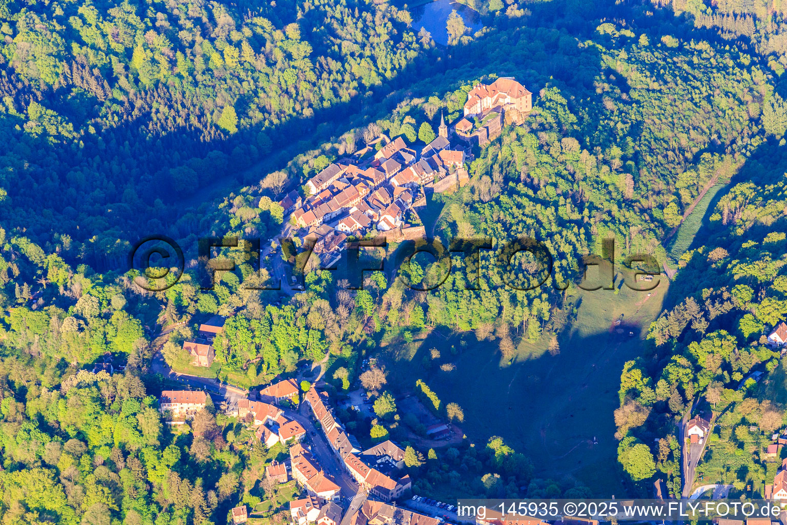 Vue aérienne de Château de Lützelstein / Château de La Petite-Pierre le matin depuis le nord à La Petite-Pierre dans le département Bas Rhin, France