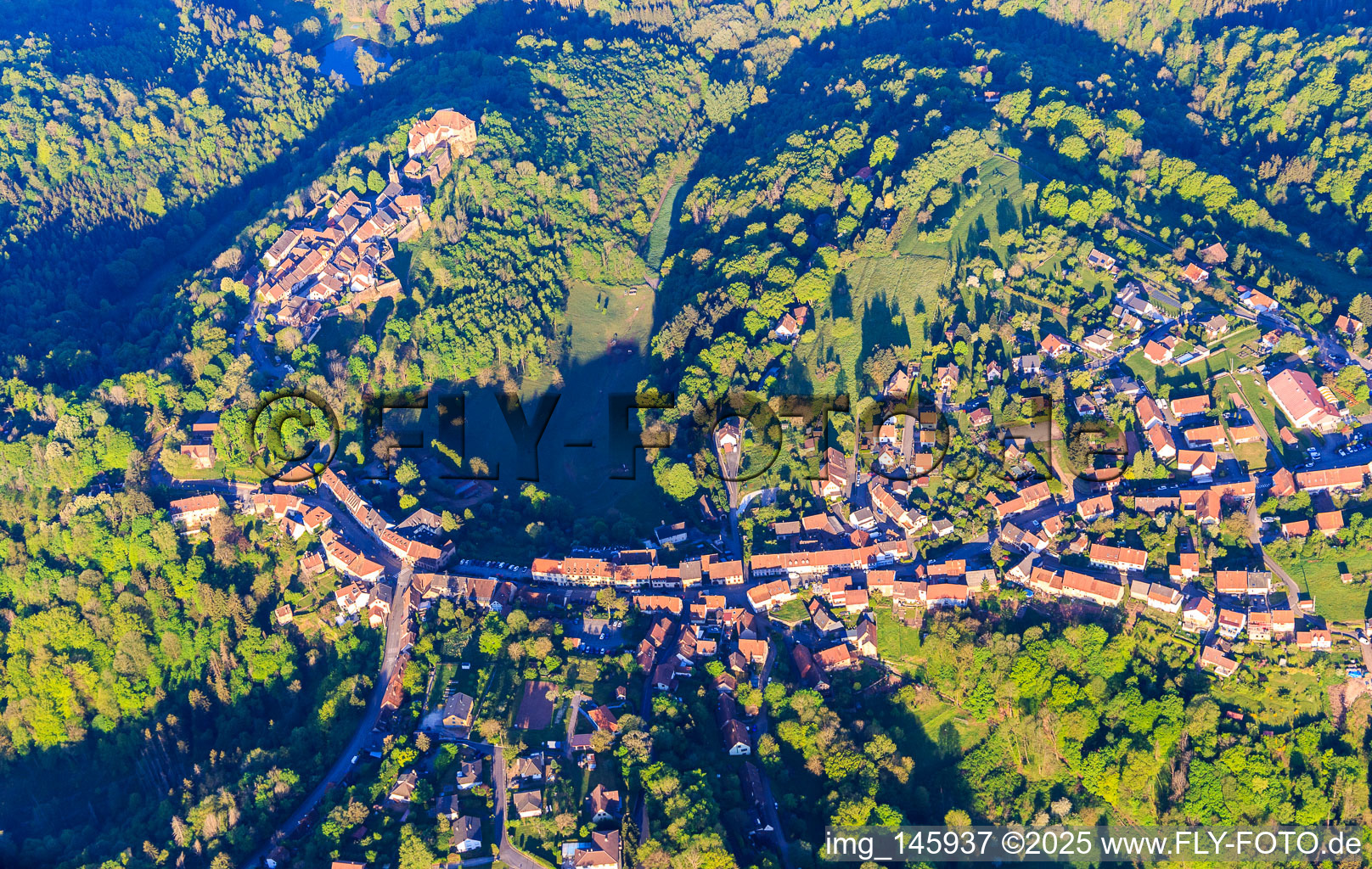 Vue aérienne de Vue de la ville dans l'Alsace vallonnée des Vosges du Nord avec le château de Lützelstein / Château de La Petite-Pierre le matin depuis le nord-est à La Petite-Pierre dans le département Bas Rhin, France