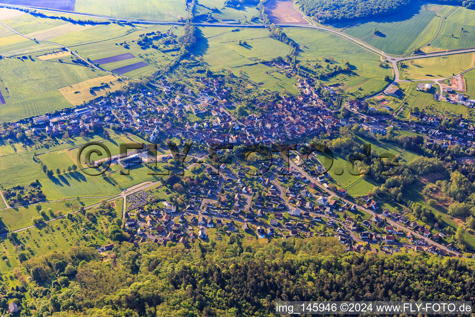 Vue aérienne de Vue du village en bordure des Vosges du Nord depuis l'ouest à Dossenheim-sur-Zinsel dans le département Bas Rhin, France