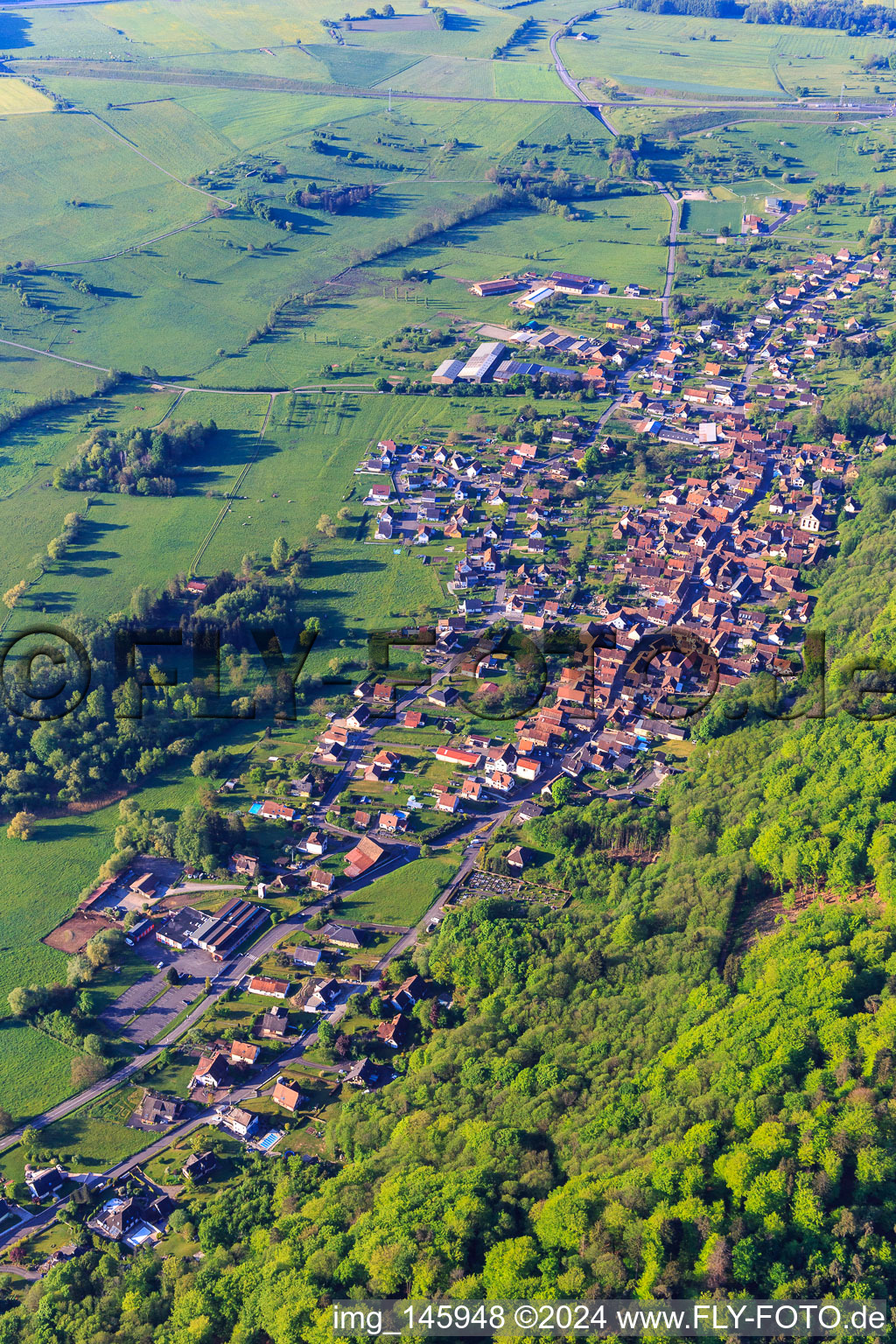 Vue aérienne de Vue du village en bordure des Vosges du Nord depuis le nord-ouest à Ernolsheim-lès-Saverne dans le département Bas Rhin, France