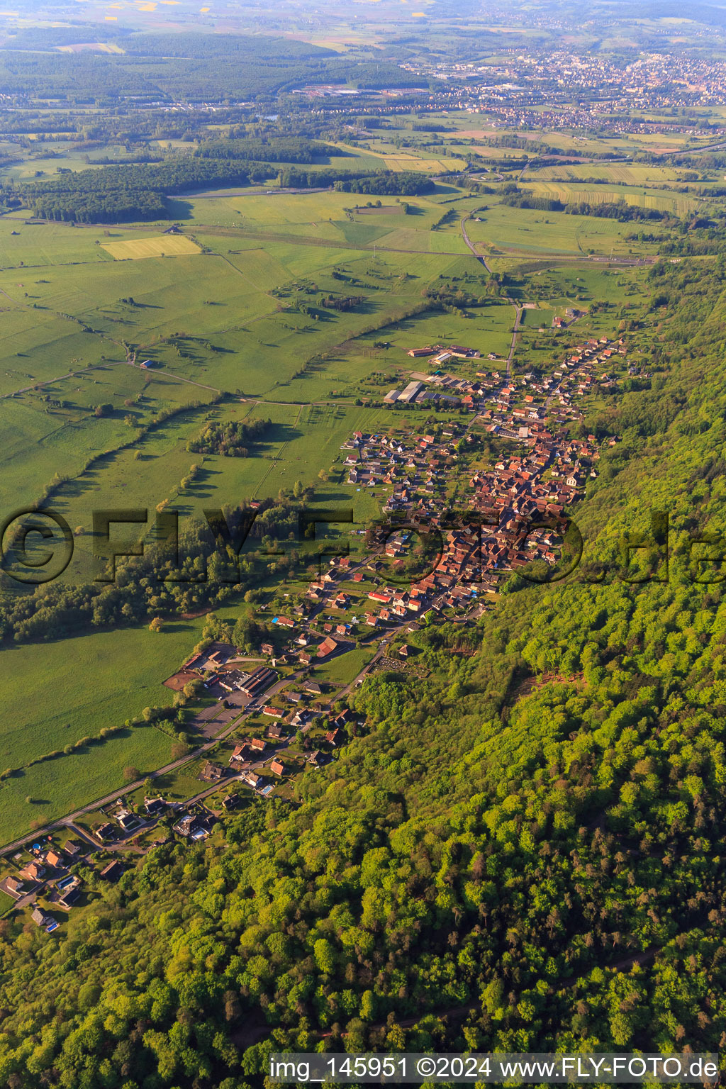 Vue aérienne de Vue du village en bordure des Vosges du Nord depuis le nord-ouest à Ernolsheim-lès-Saverne dans le département Bas Rhin, France