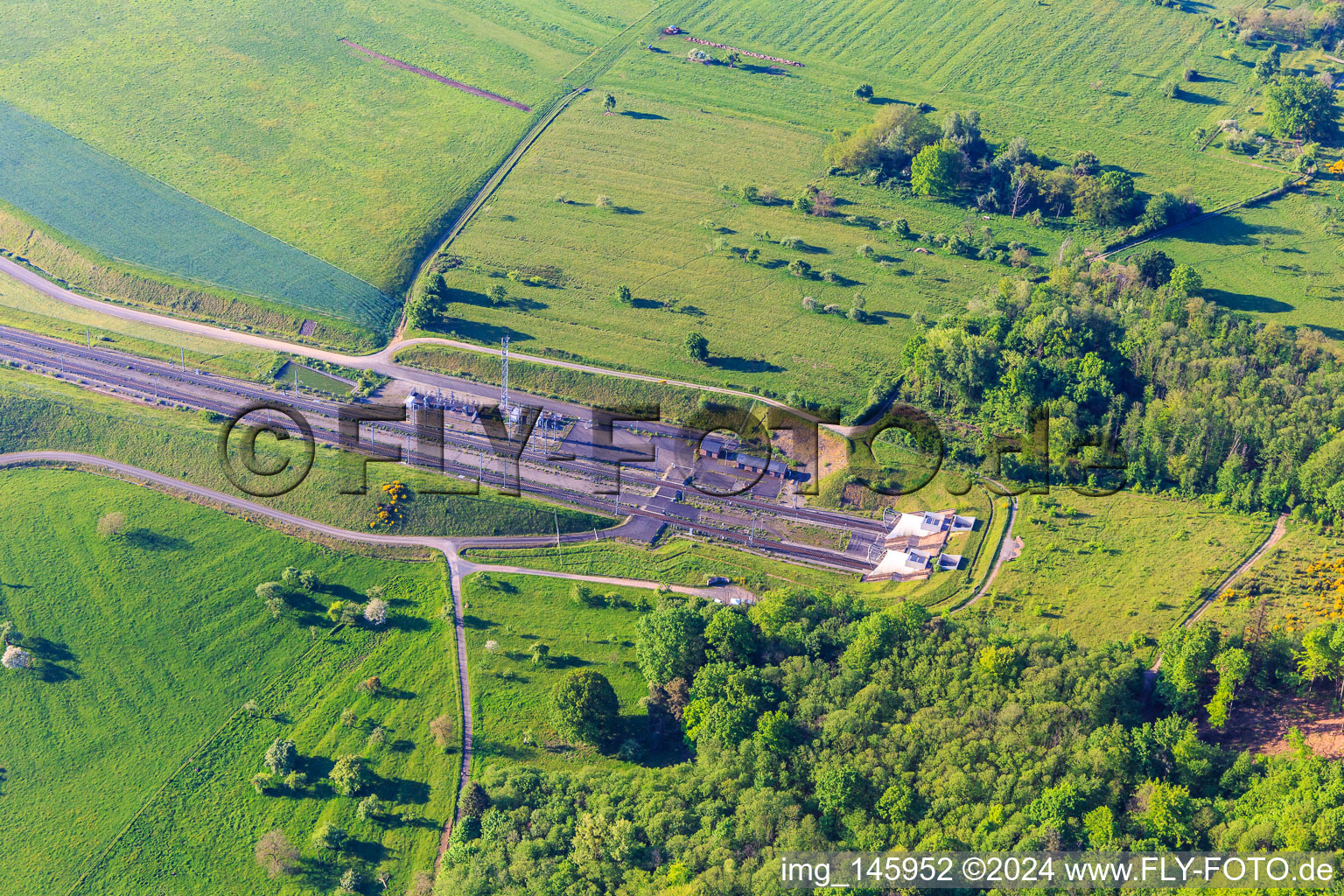 Vue aérienne de Portail du tunnel d'Ernolsheim les Saverne pour le passage à niveau sous les Vosges à Ernolsheim-lès-Saverne dans le département Bas Rhin, France