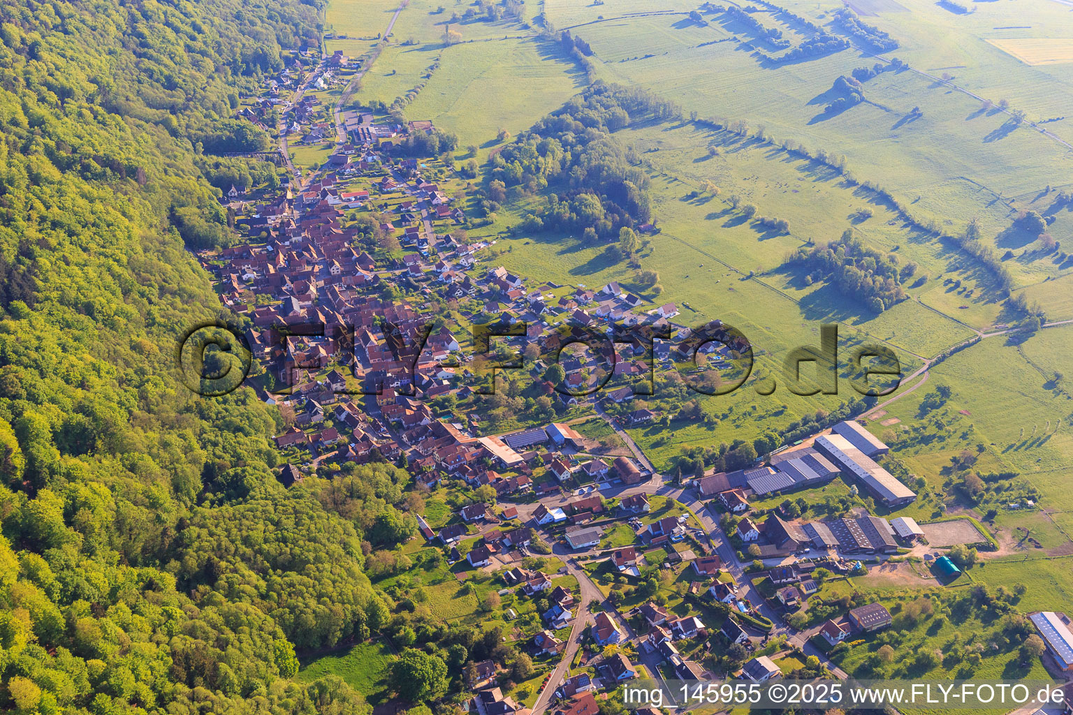 Vue aérienne de Vue du village en bordure des Vosges du Nord depuis le nord-ouest à Saint-Jean-Saverne dans le département Bas Rhin, France