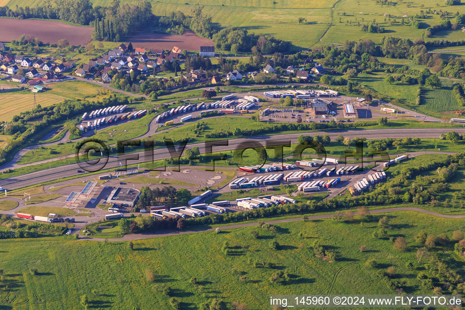 Vue aérienne de Aire communale d'autoroute Aire de Saverne Eckartswiller sur l'A4 à Eckartswiller dans le département Bas Rhin, France