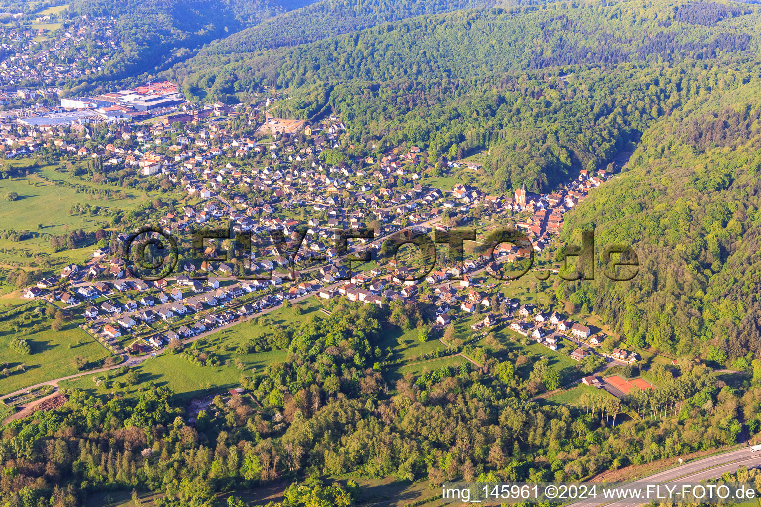 Vue aérienne de Vue du village en bordure des Vosges du Nord depuis le nord à Ottersthal dans le département Bas Rhin, France