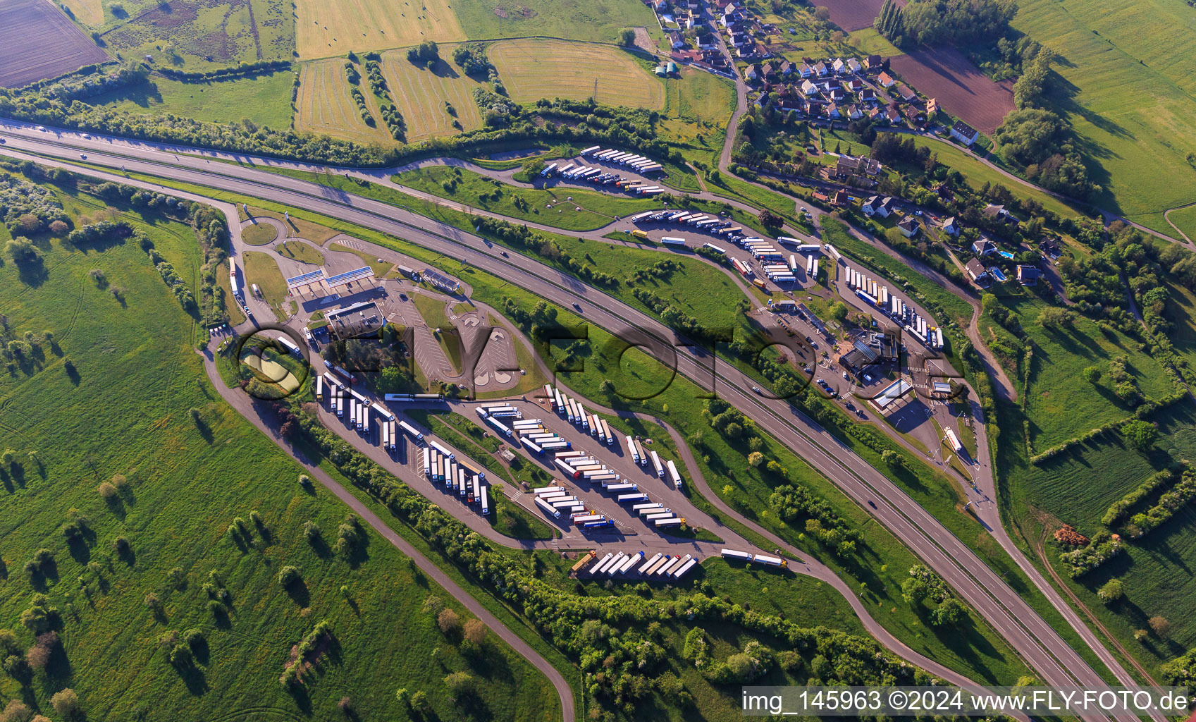 Vue aérienne de Aire communale d'autoroute Aire de Saverne Eckartswiller sur l'A4 à Eckartswiller dans le département Bas Rhin, France