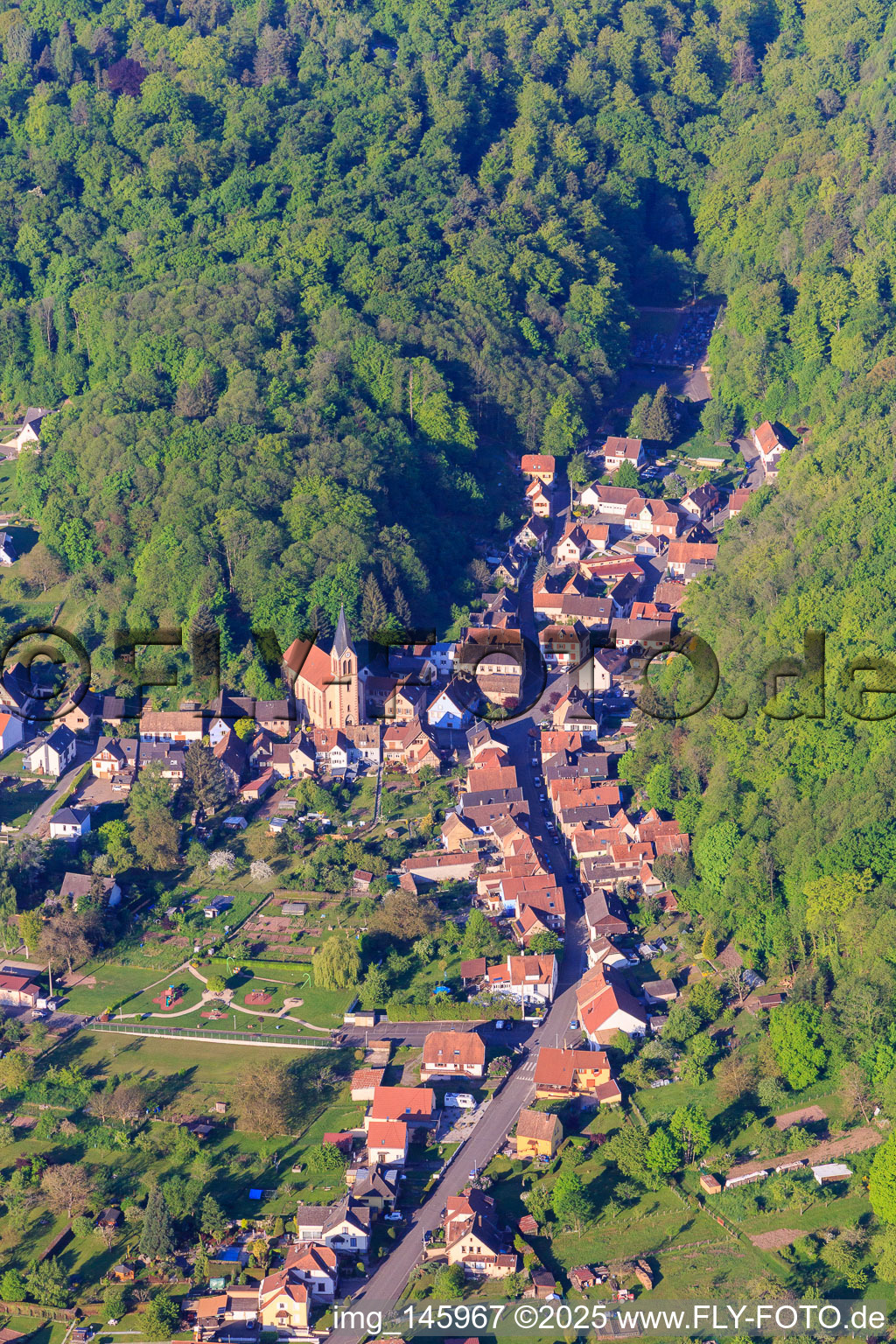 Vue aérienne de Église Sainte Marie Auxiliatrice et rue du Cimetière à Ottersthal dans le département Bas Rhin, France