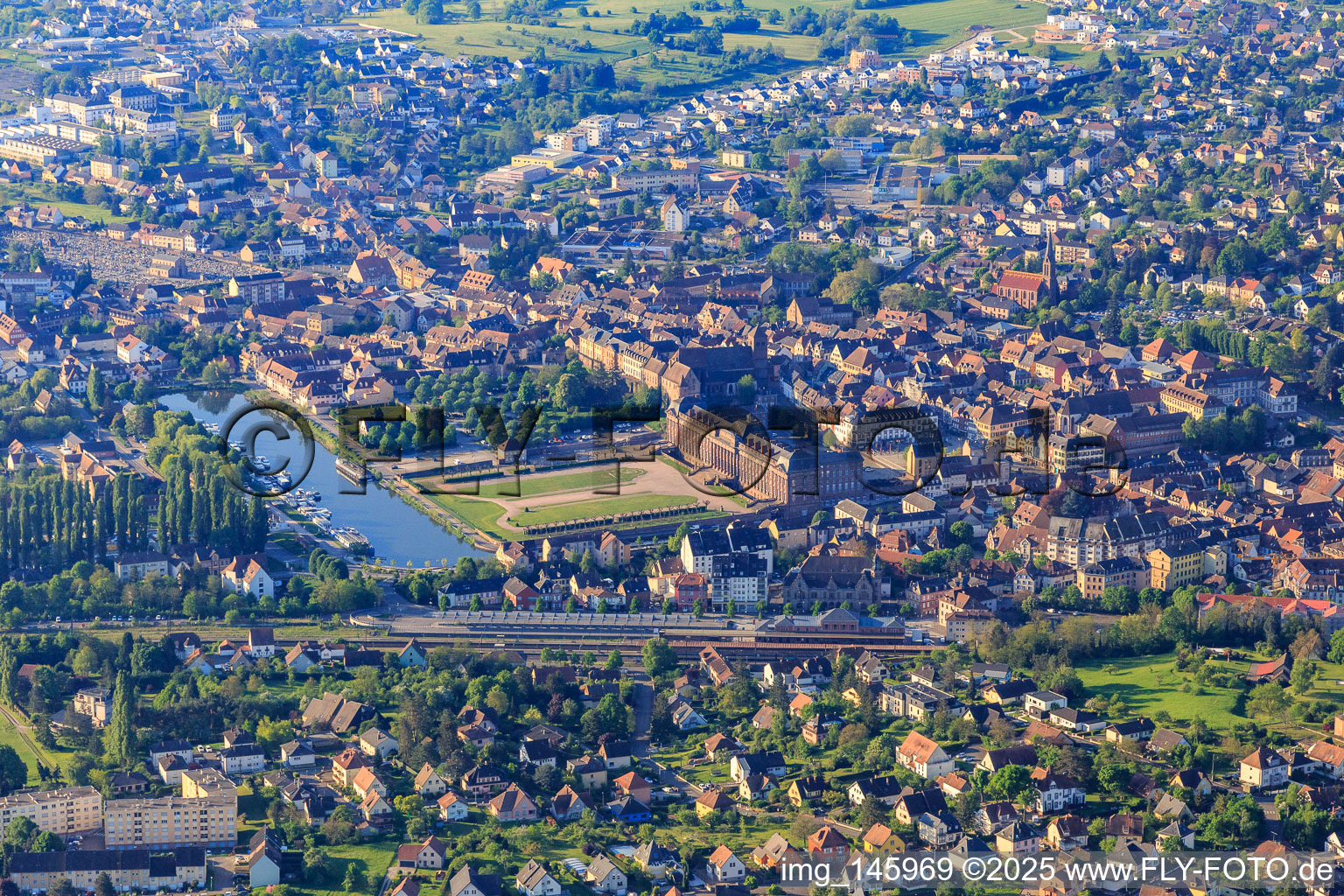 Vue aérienne de Château et parc Château des Rohan au port Port de Saverne à Saverne dans le département Bas Rhin, France