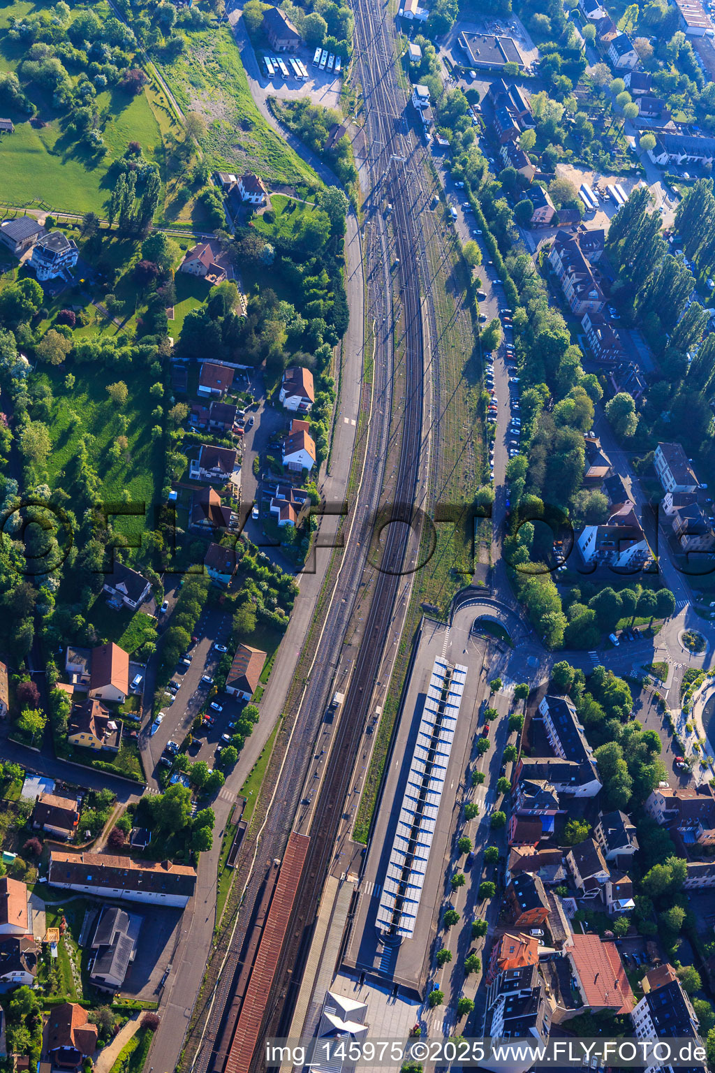 Vue aérienne de Bâtiments, quai et voies de la gare de Saverne à Saverne dans le département Bas Rhin, France